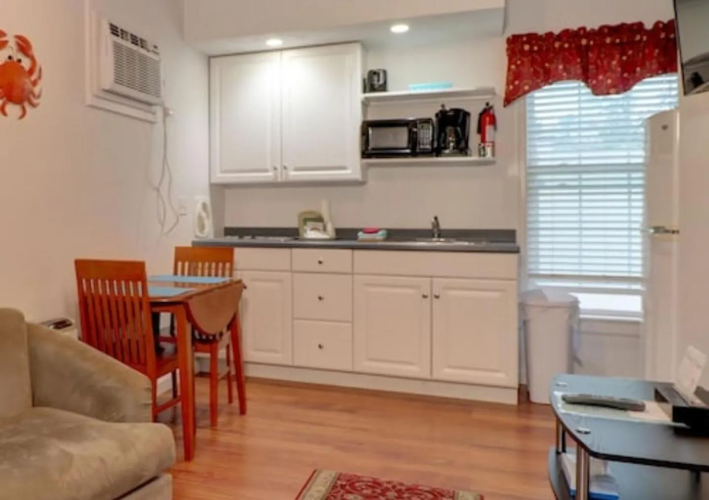 Kitchen or kitchenette in Carriage House Motel Cottages & Suites