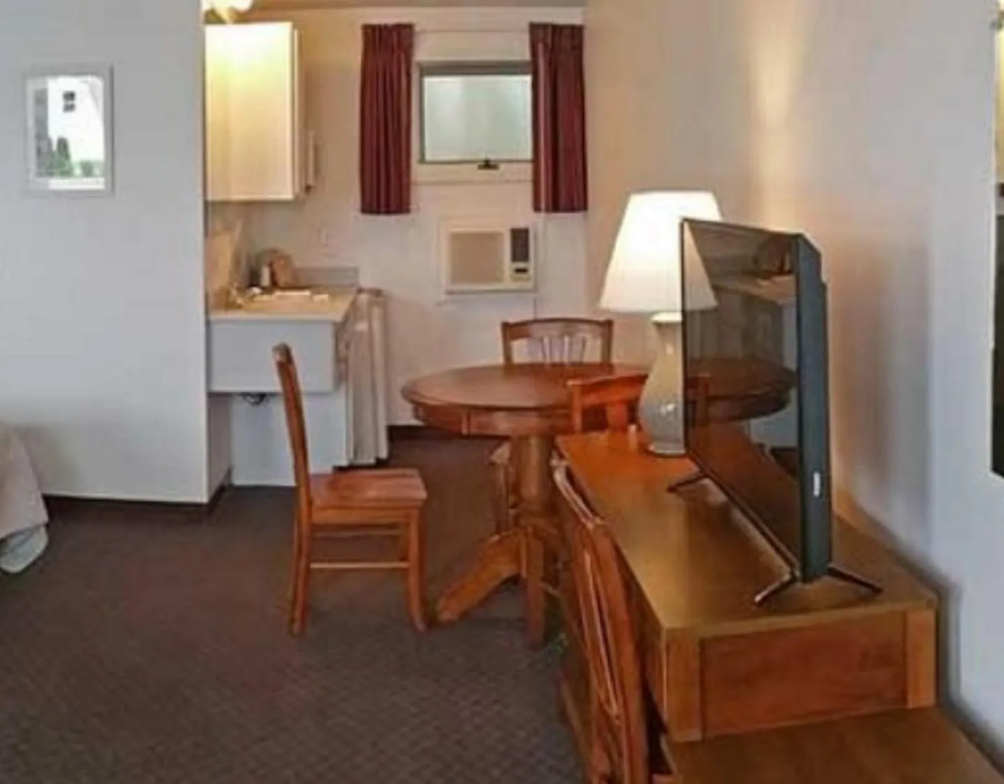 Kitchen or kitchenette in Carriage House Motel Cottages & Suites