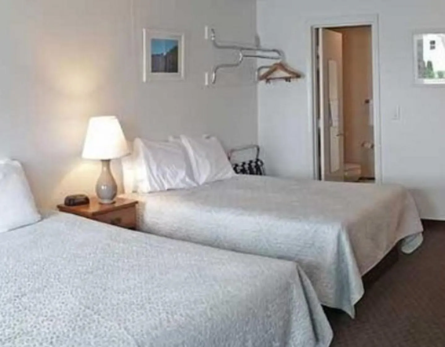 Bed in Carriage House Motel Cottages & Suites