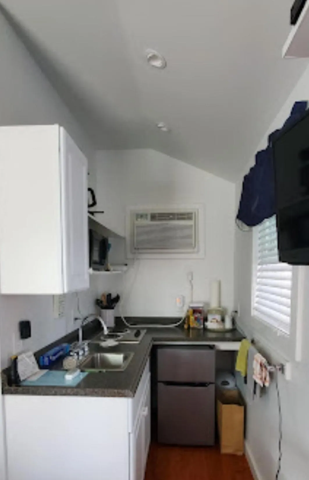 Kitchen or kitchenette in Carriage House Motel Cottages & Suites