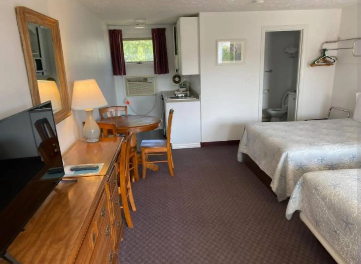 Bed in Carriage House Motel Cottages & Suites