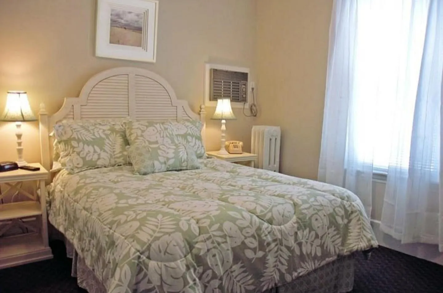 Bed in Carriage House Motel Cottages & Suites