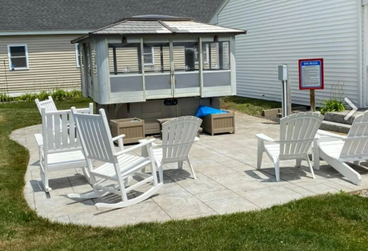 Hot Tub in Carriage House Motel Cottages & Suites