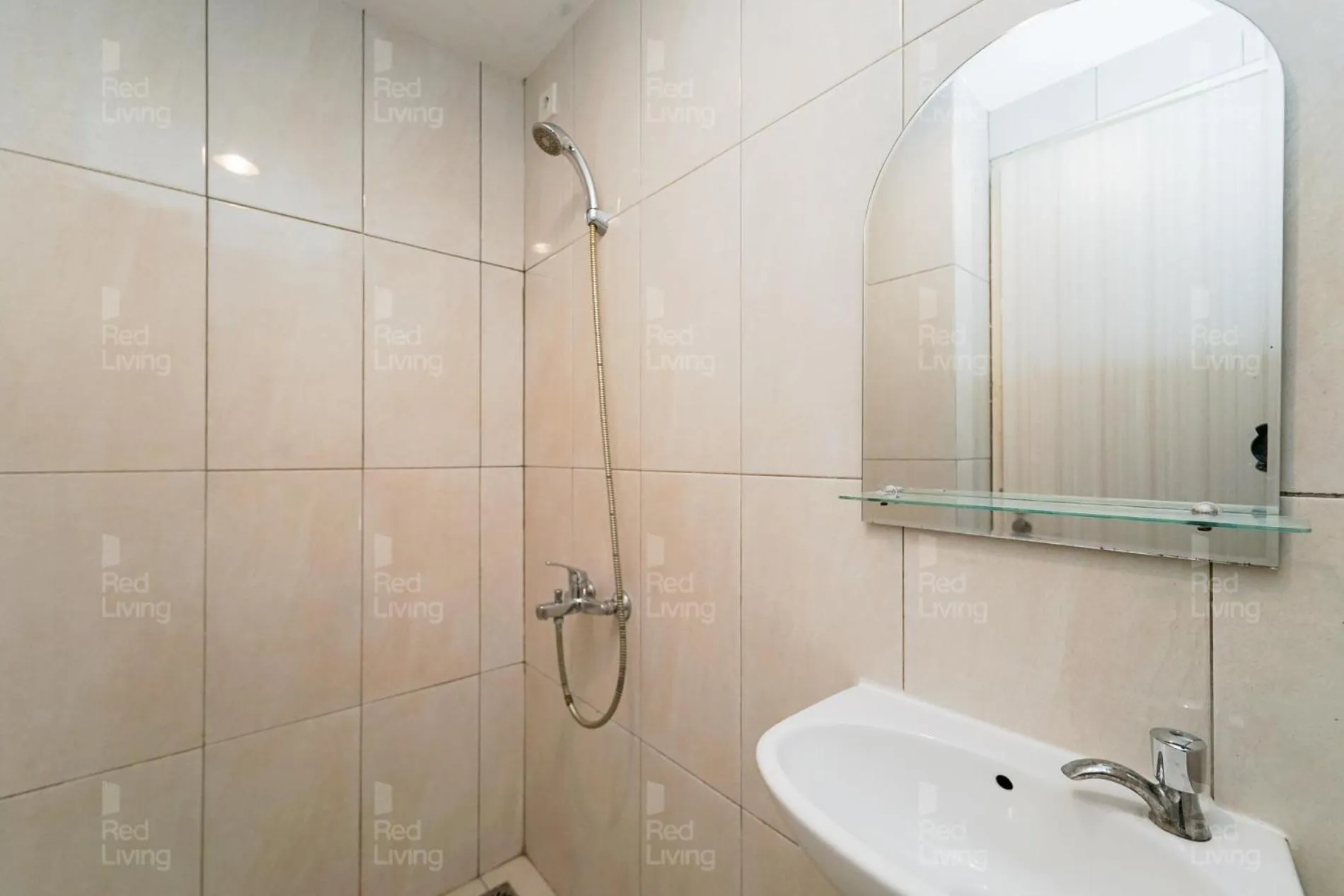 Bathroom in RedLiving Apartemen Grand Kamala Lagoon - Aoklah Property Tower Barclay North