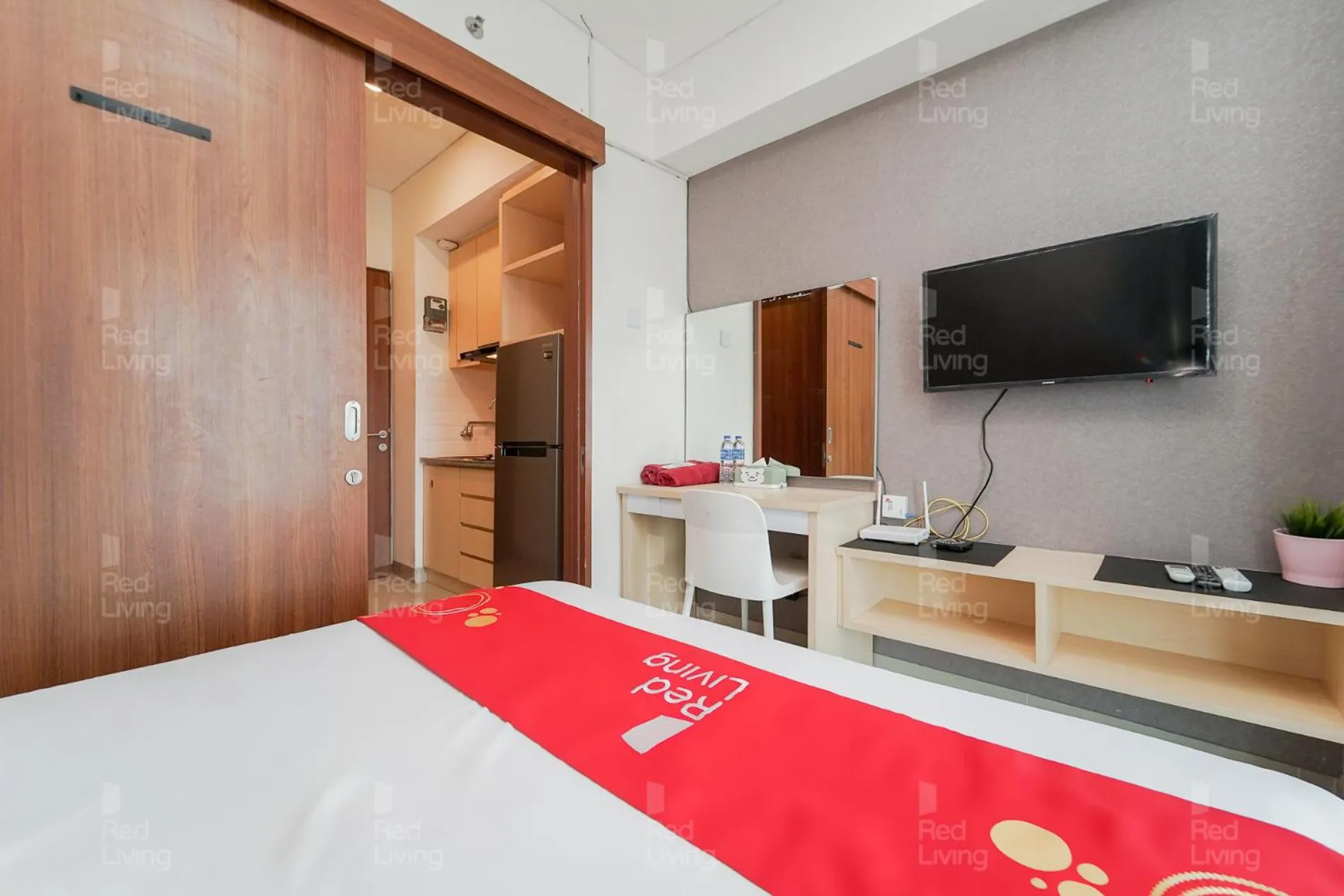 Bedroom, Bed in RedLiving Apartemen Grand Kamala Lagoon - Aoklah Property Tower Barclay North