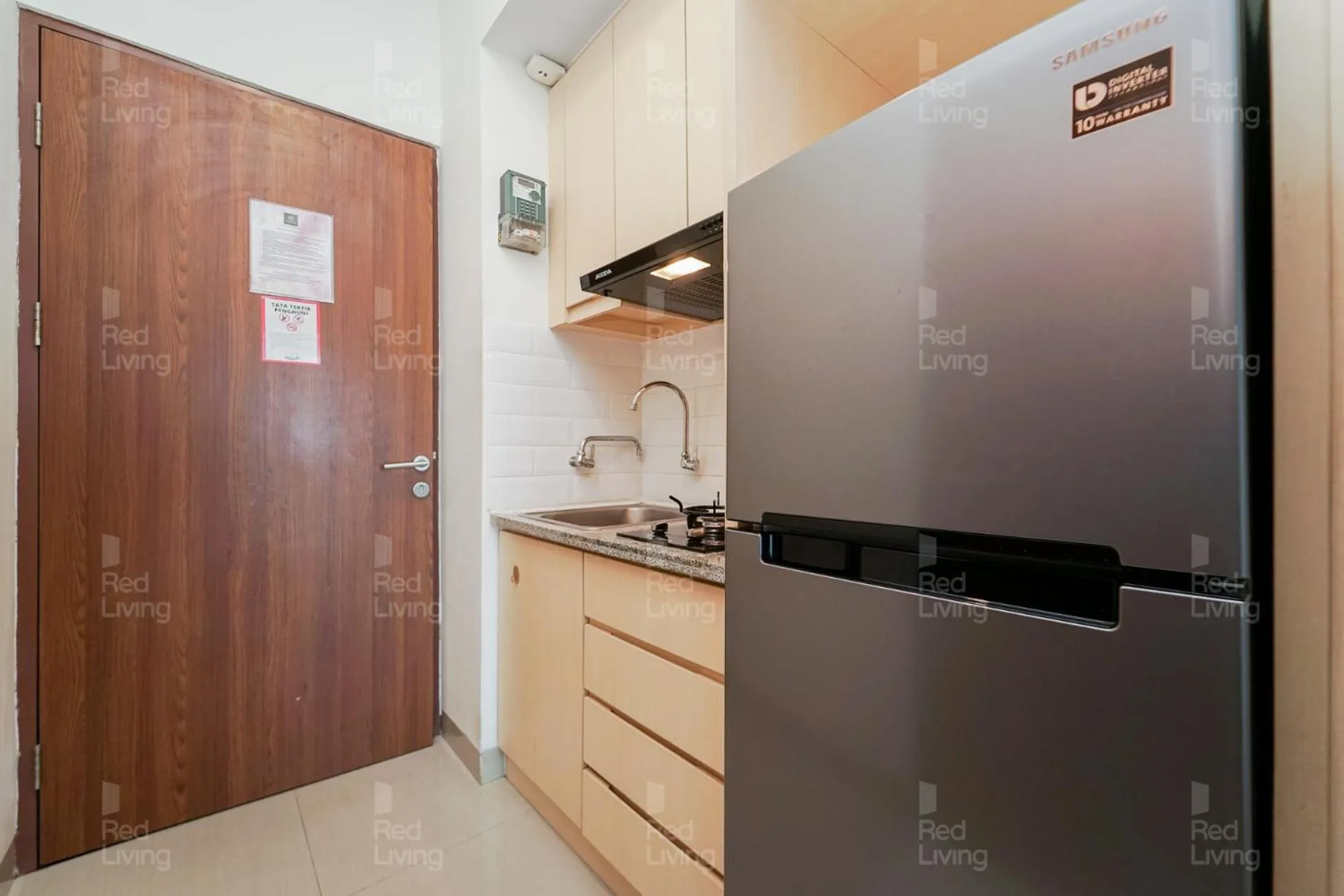 Kitchen or kitchenette in RedLiving Apartemen Grand Kamala Lagoon - Aoklah Property Tower Barclay North