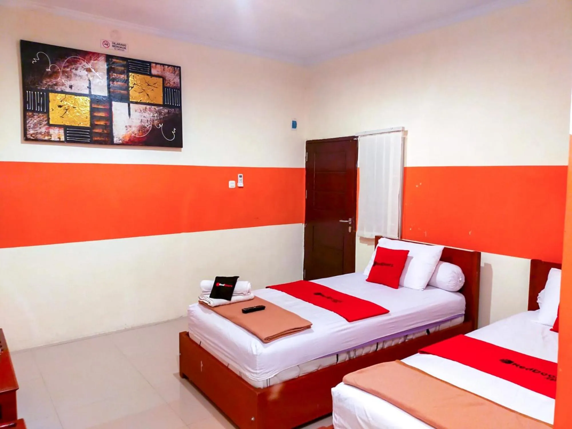 Bed in RedDoorz Near Jalan Jendral Sudirman