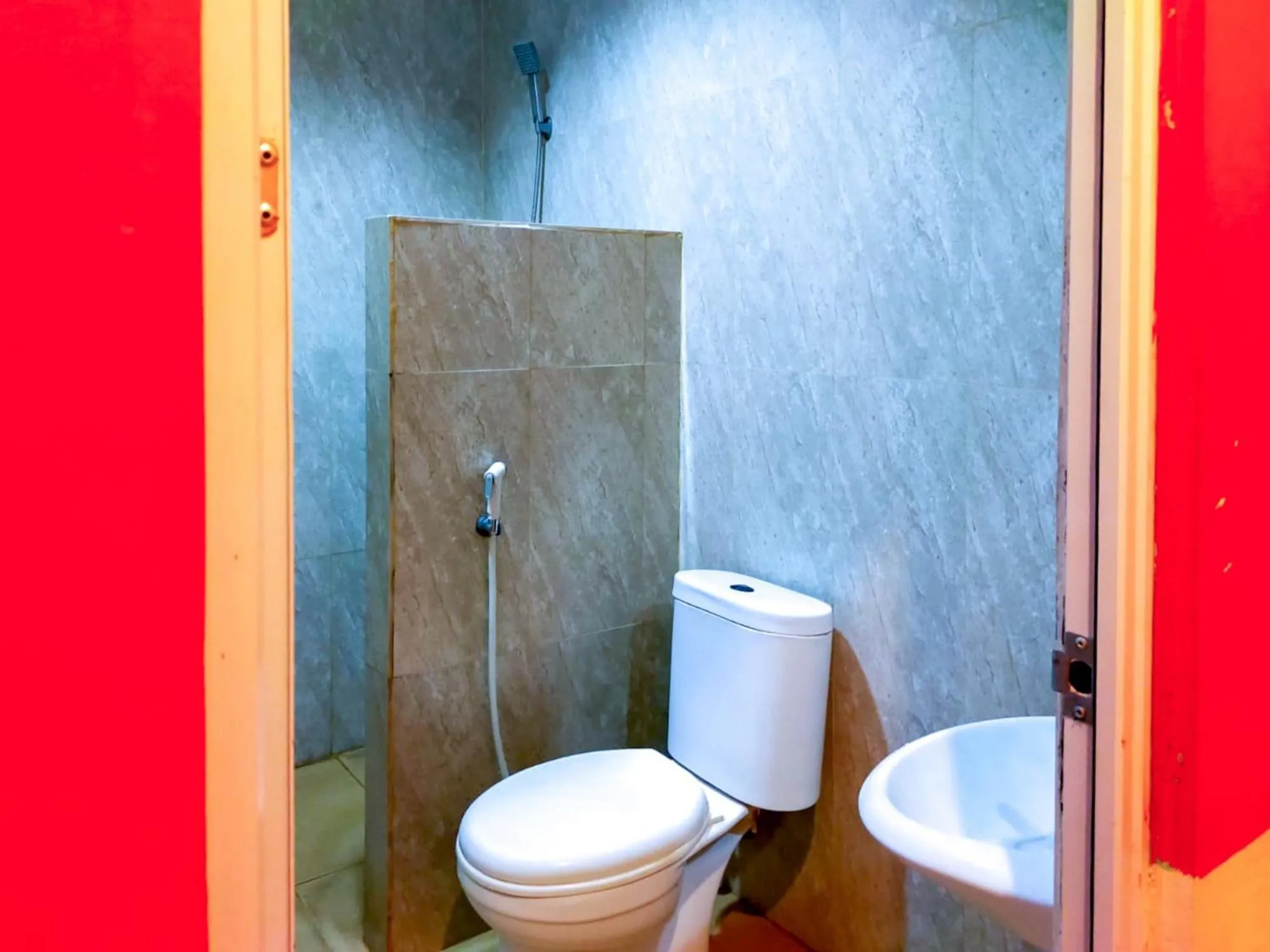 Shower in RedDoorz Near Jalan Jendral Sudirman