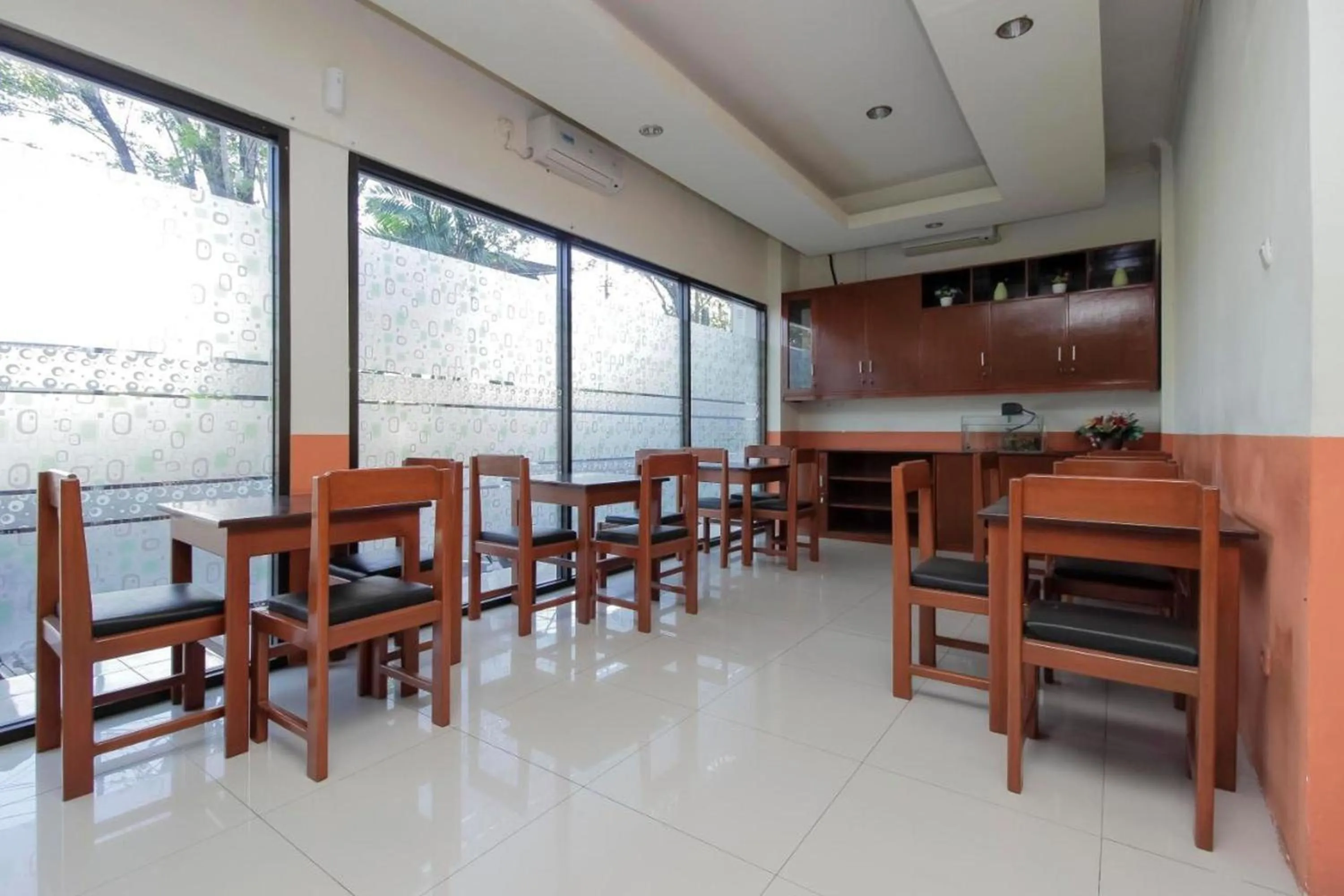 Dining area in RedDoorz Near Jalan Jendral Sudirman