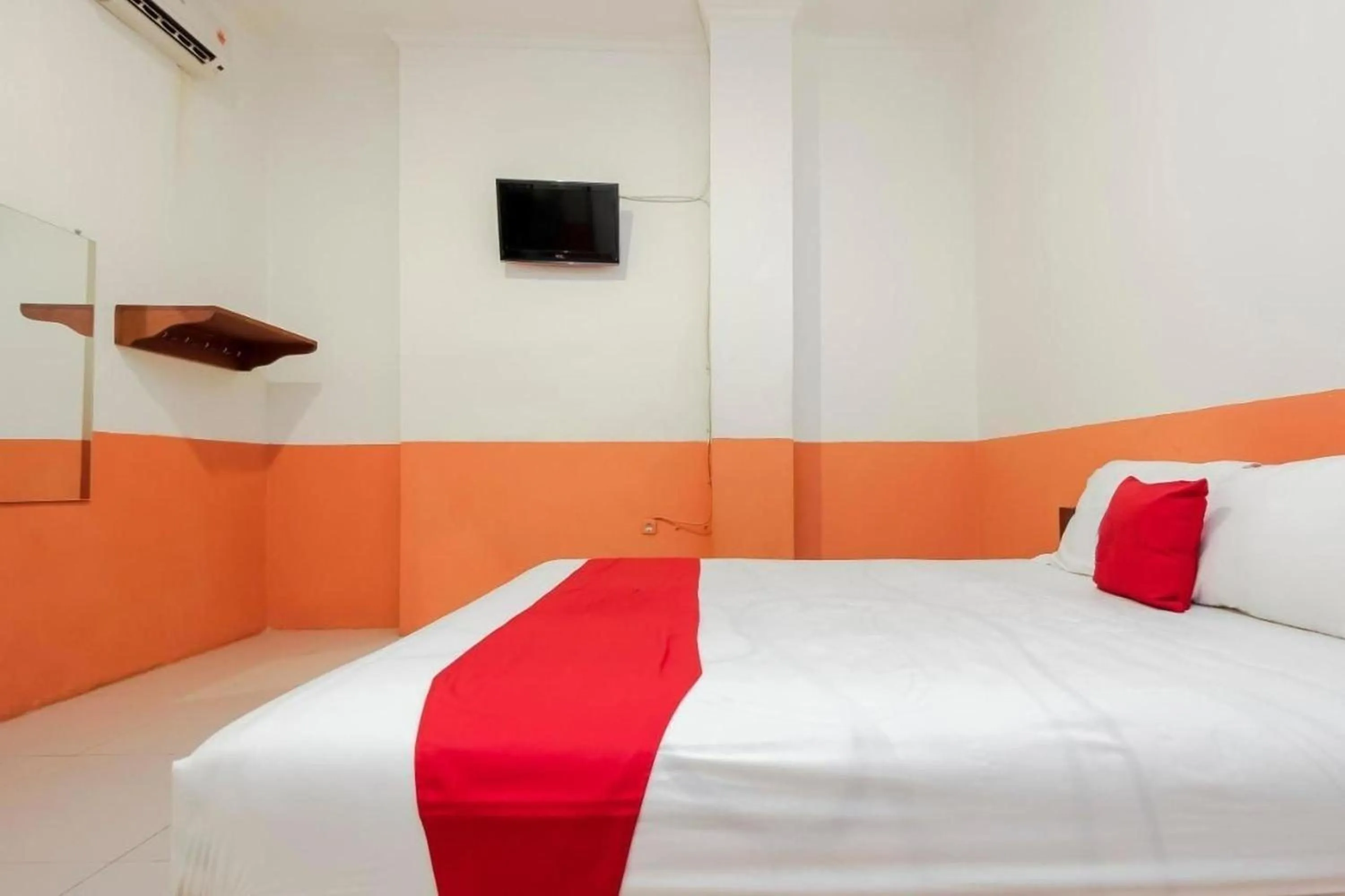 Bed in RedDoorz Near Jalan Jendral Sudirman