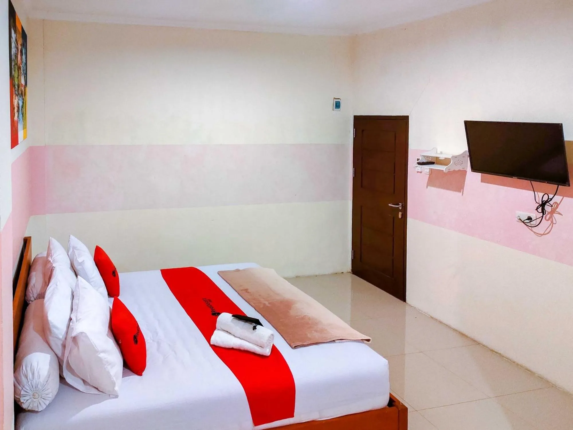 Bed in RedDoorz Near Jalan Jendral Sudirman