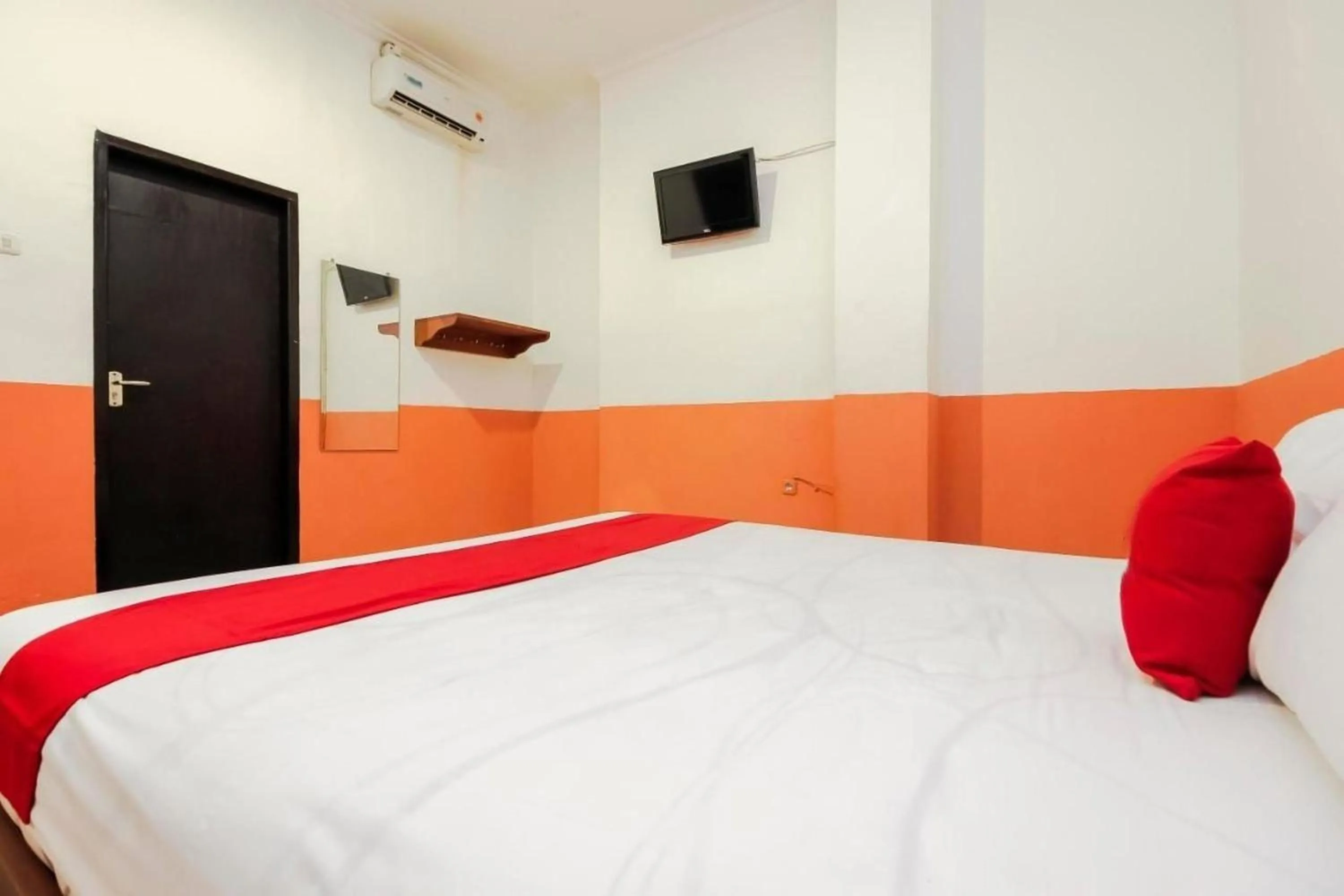 Bed in RedDoorz Near Jalan Jendral Sudirman