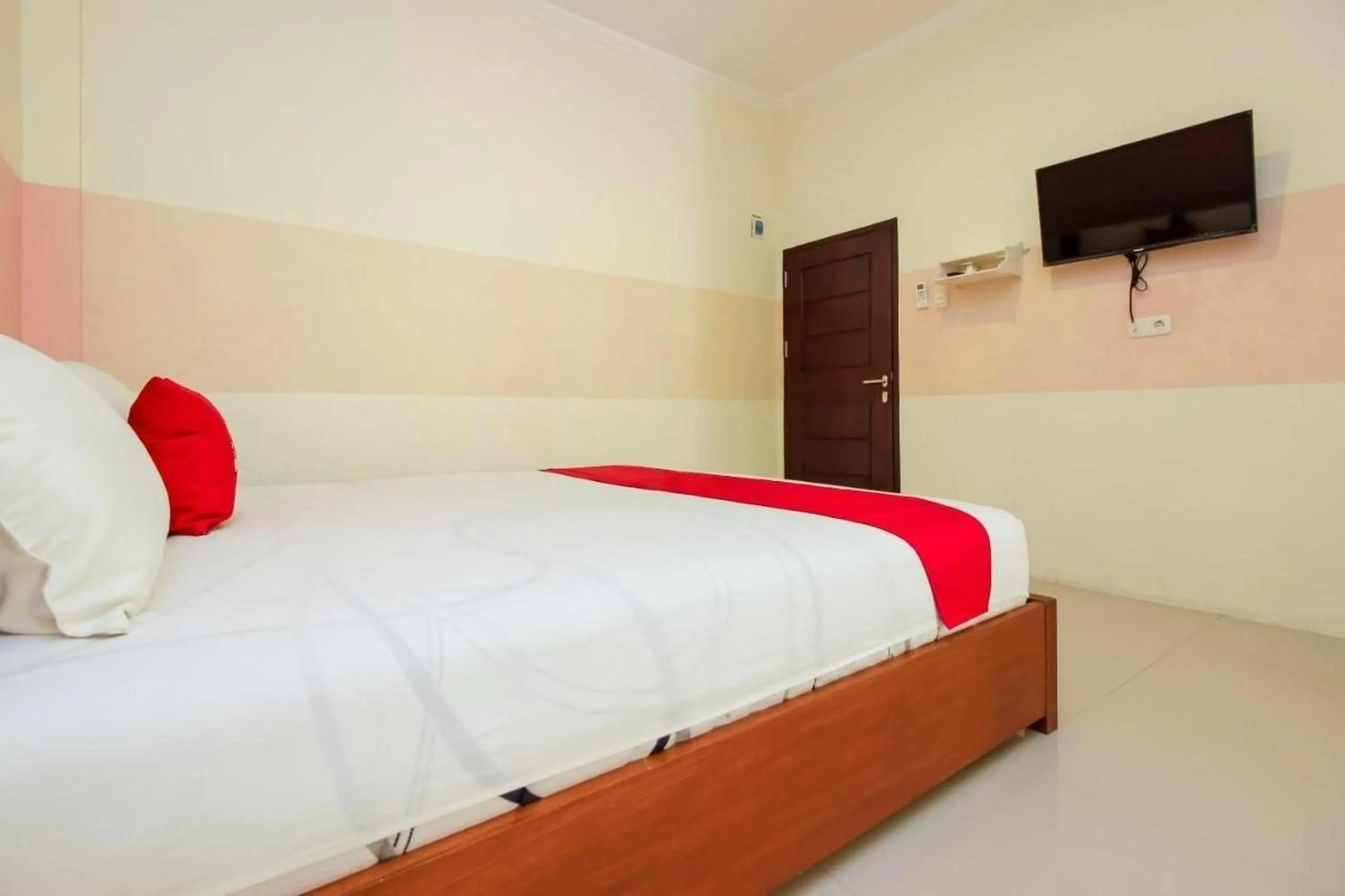 Bed in RedDoorz Near Jalan Jendral Sudirman