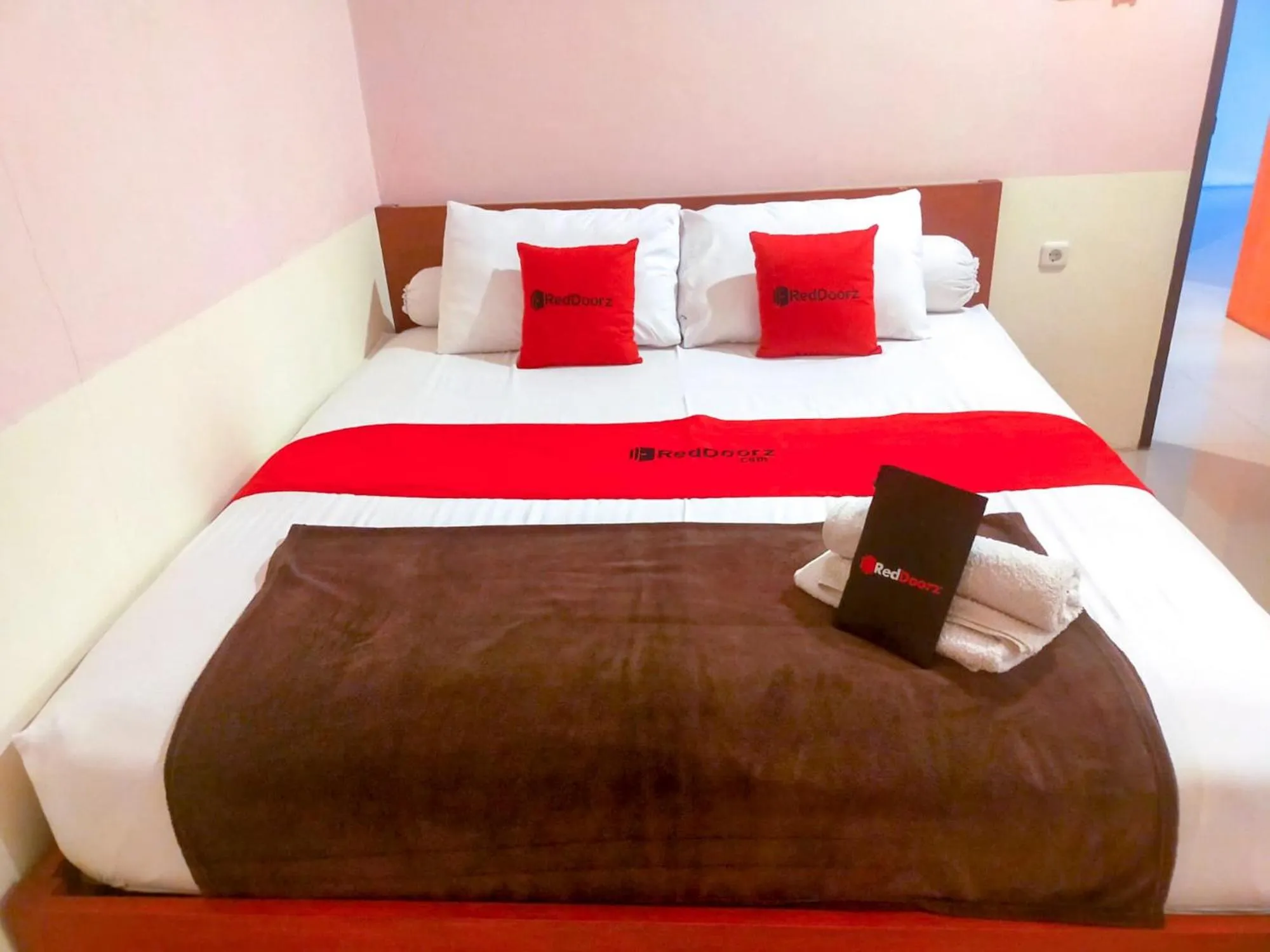 Bed in RedDoorz Near Jalan Jendral Sudirman