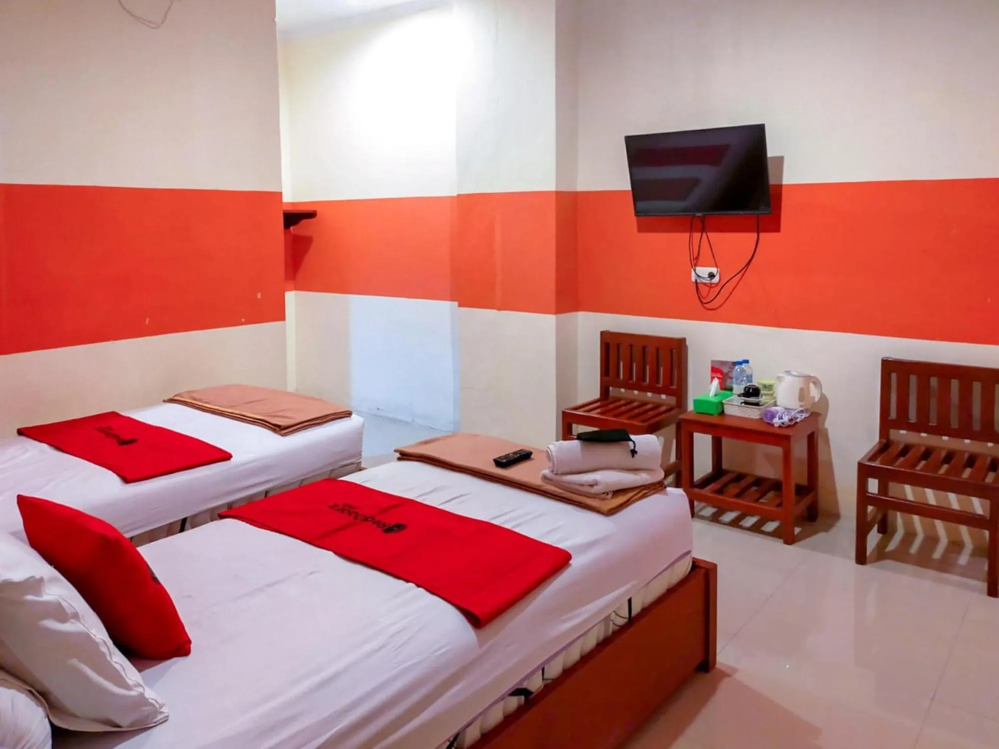 Bed in RedDoorz Near Jalan Jendral Sudirman