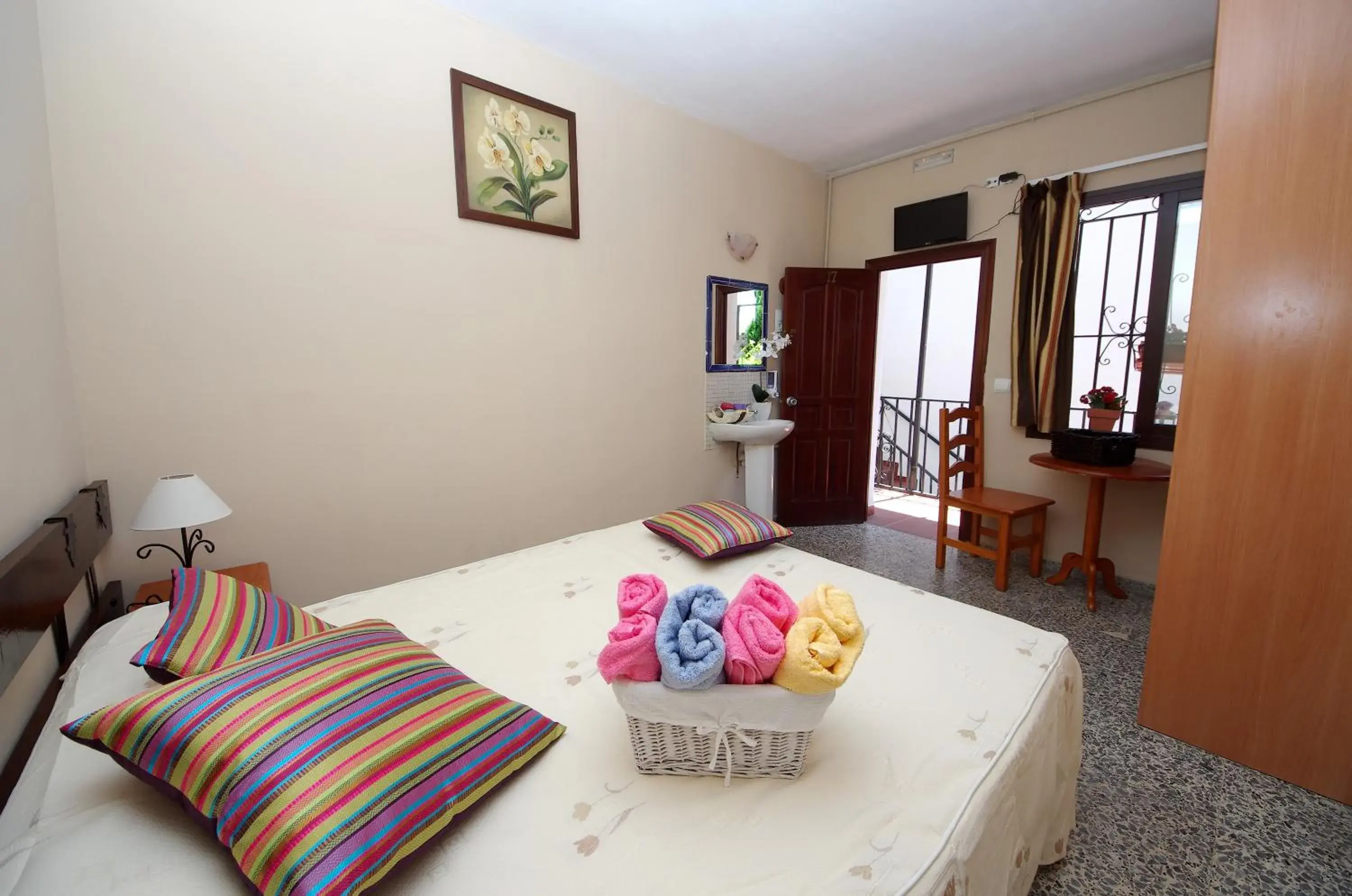 Double Room with Shared Bathroom in Pensión Aduar Double Room with Shared Bathroom in Pensión Aduar