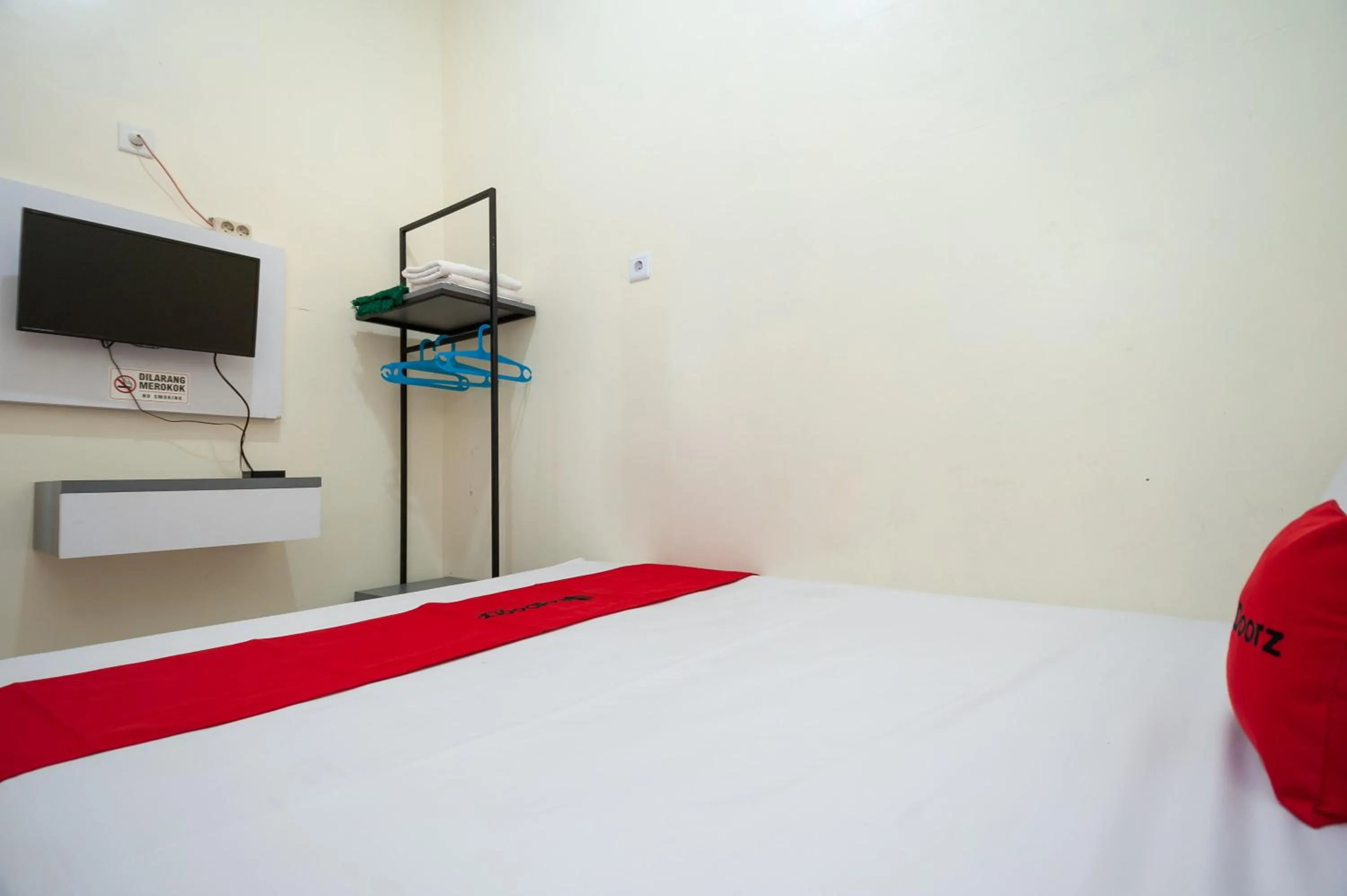 Bedroom, Bed in RedDoorz Syariah near RS Tentara Solok