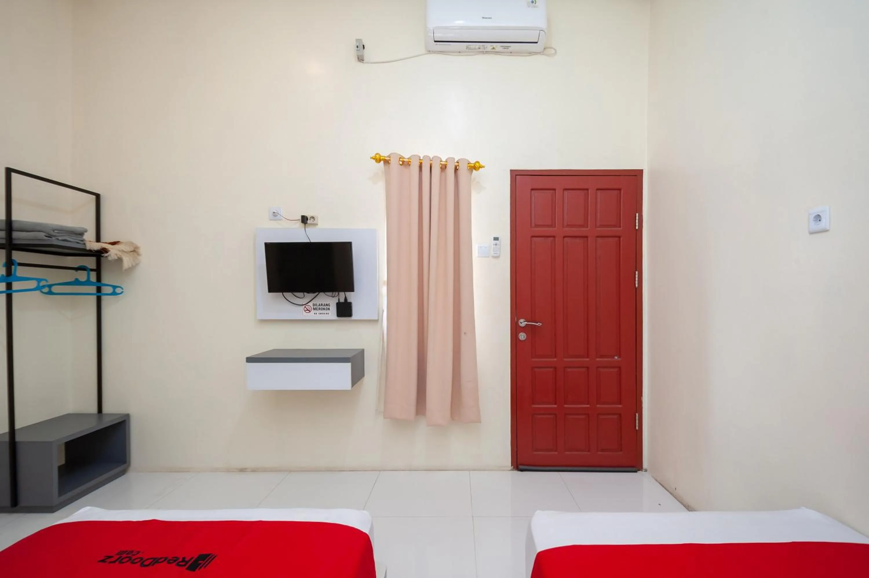 Bedroom, Bed in RedDoorz Syariah near RS Tentara Solok
