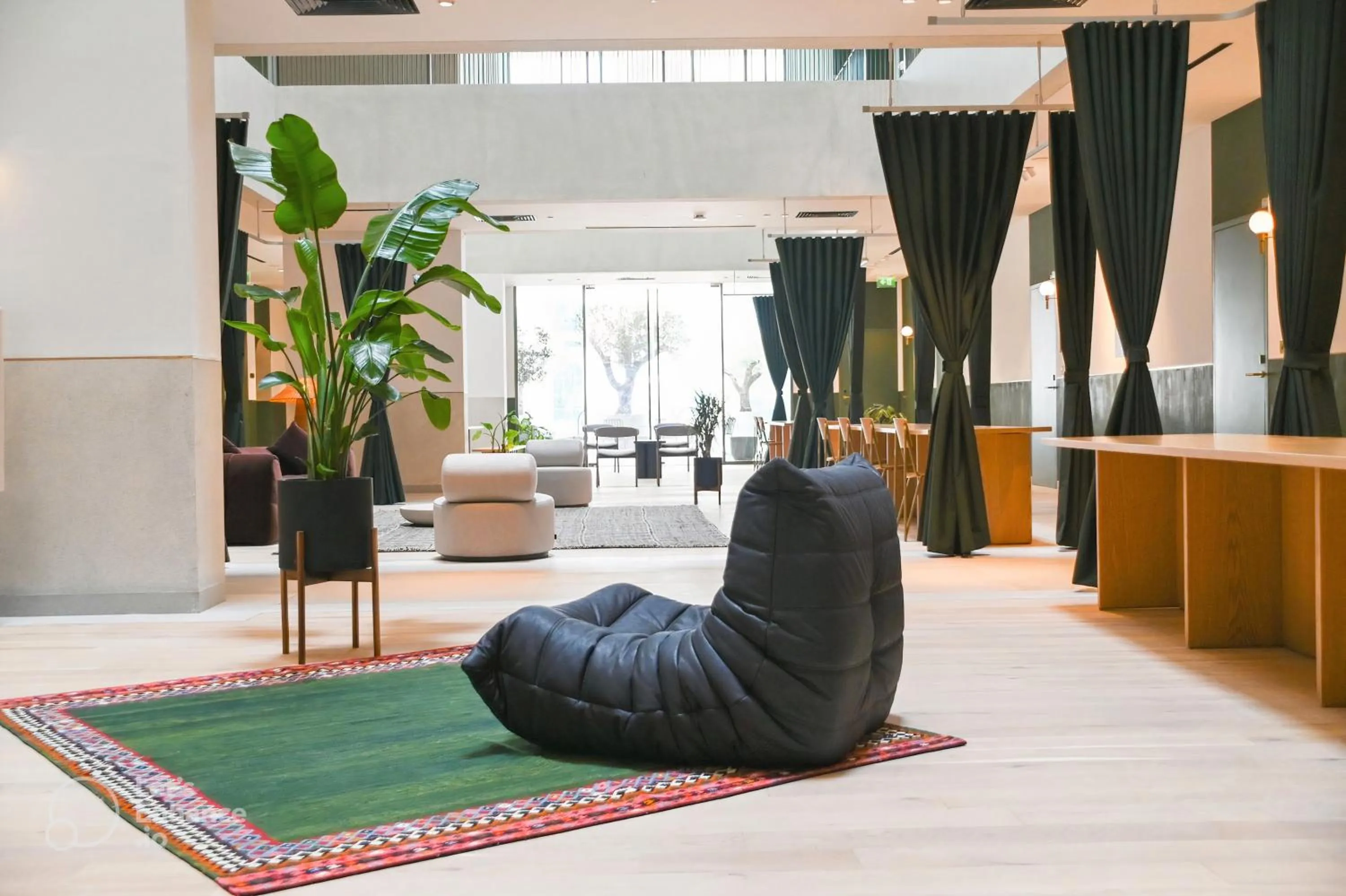 Business facilities in The Muse