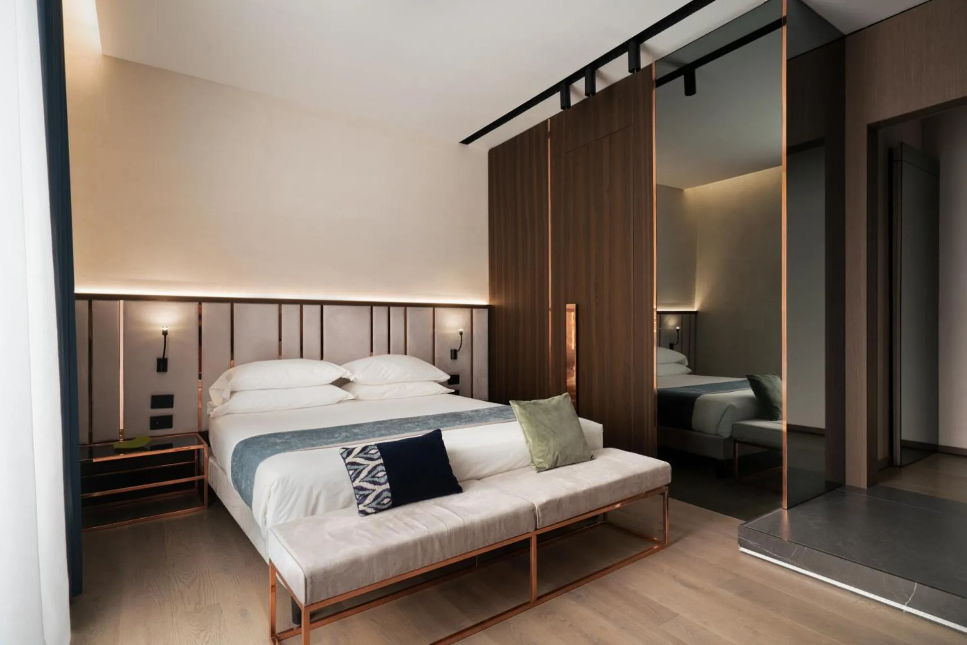 Photo of the whole room, Bed in Agra Suites