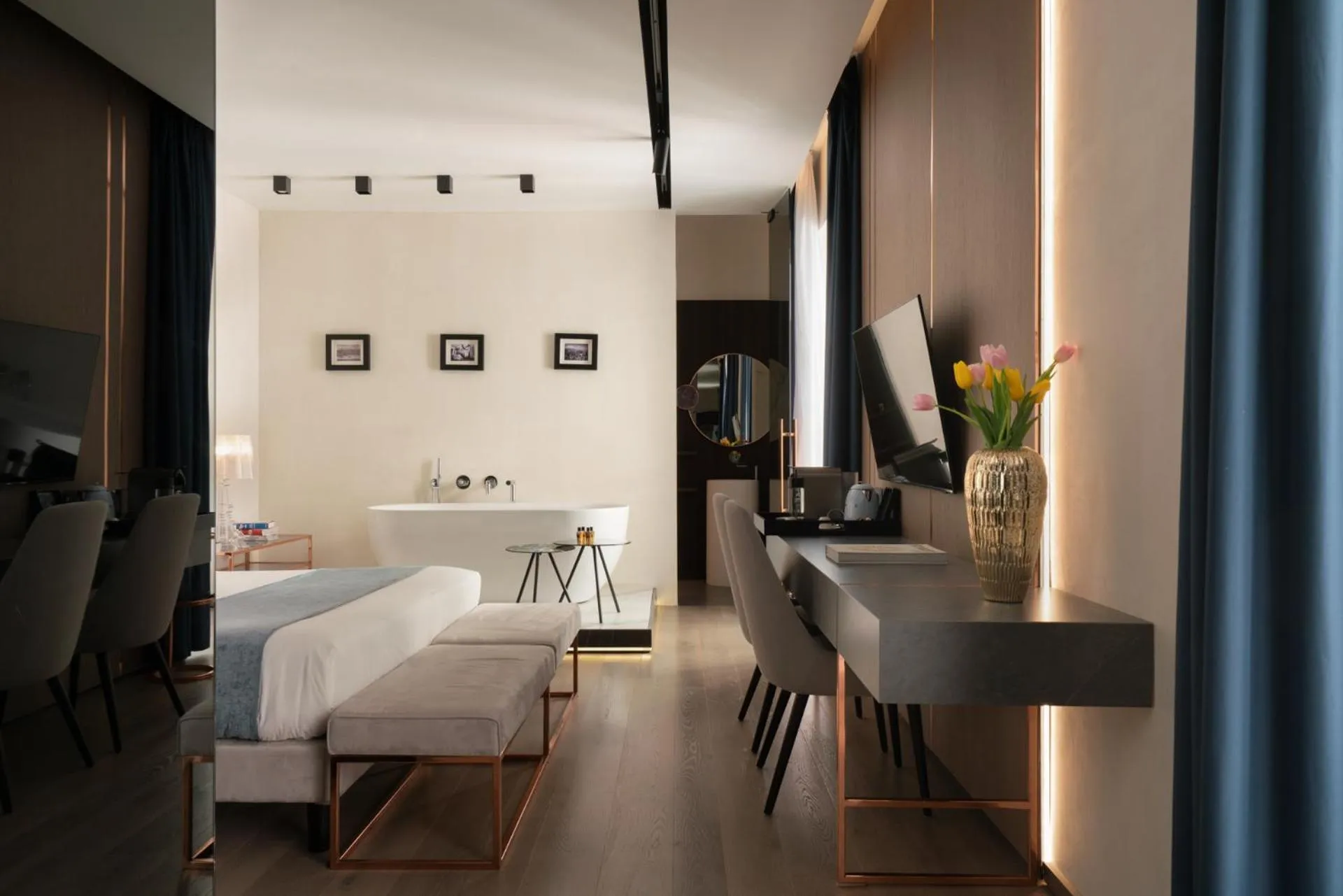 Photo of the whole room, Bed in Agra Suites