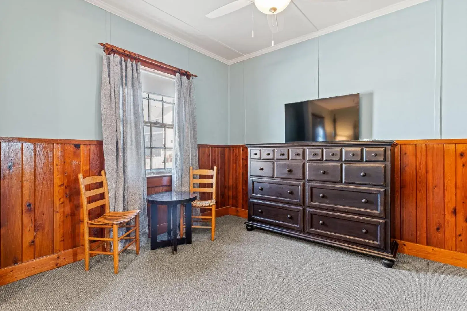 Deluxe Queen Room in Nags Head Beach Inn by KEES Vacations Deluxe Queen Room in Nags Head Beach Inn by KEES Vacations