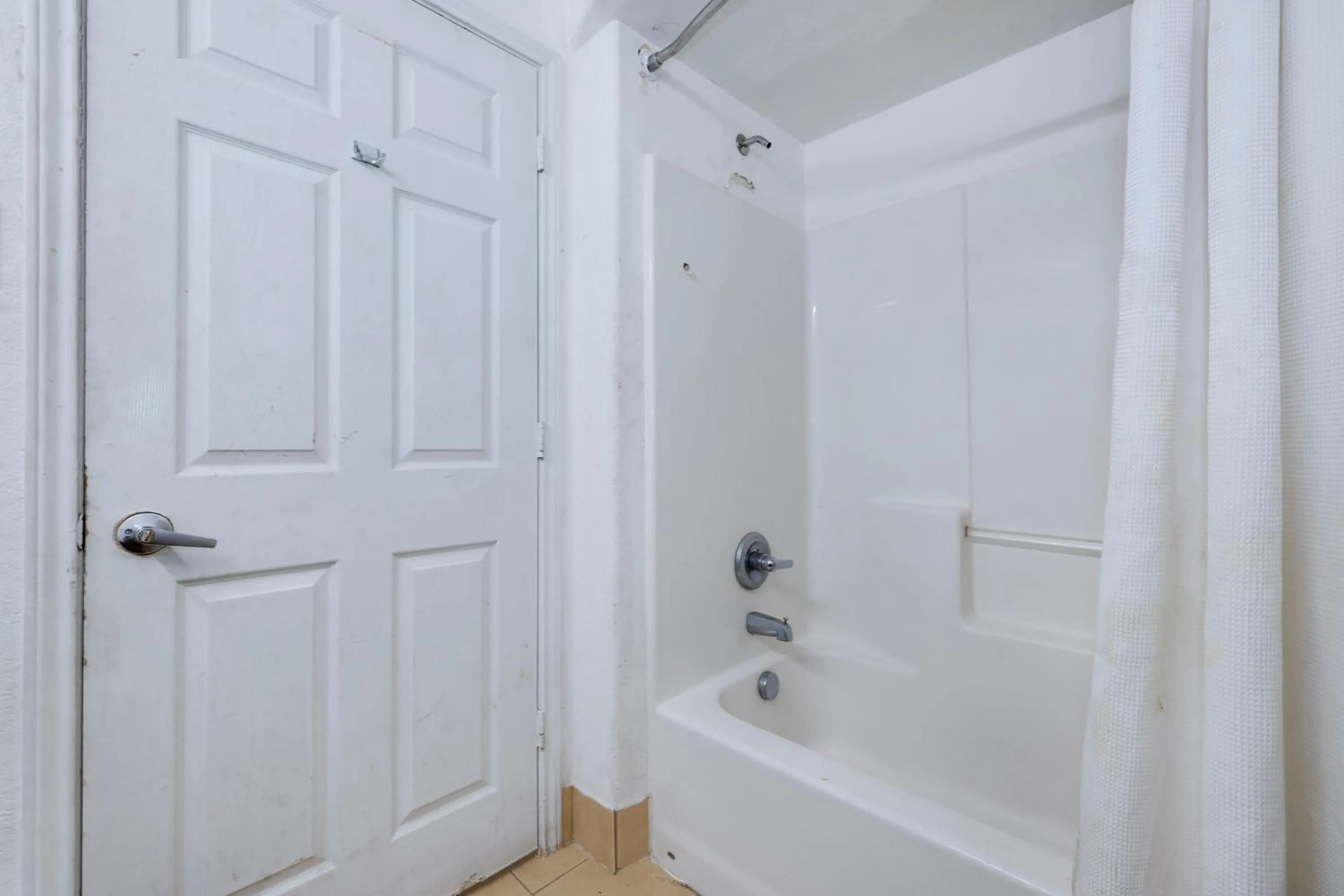 Bathroom in Capital O Deluxe Inn Channelview Houston I-10