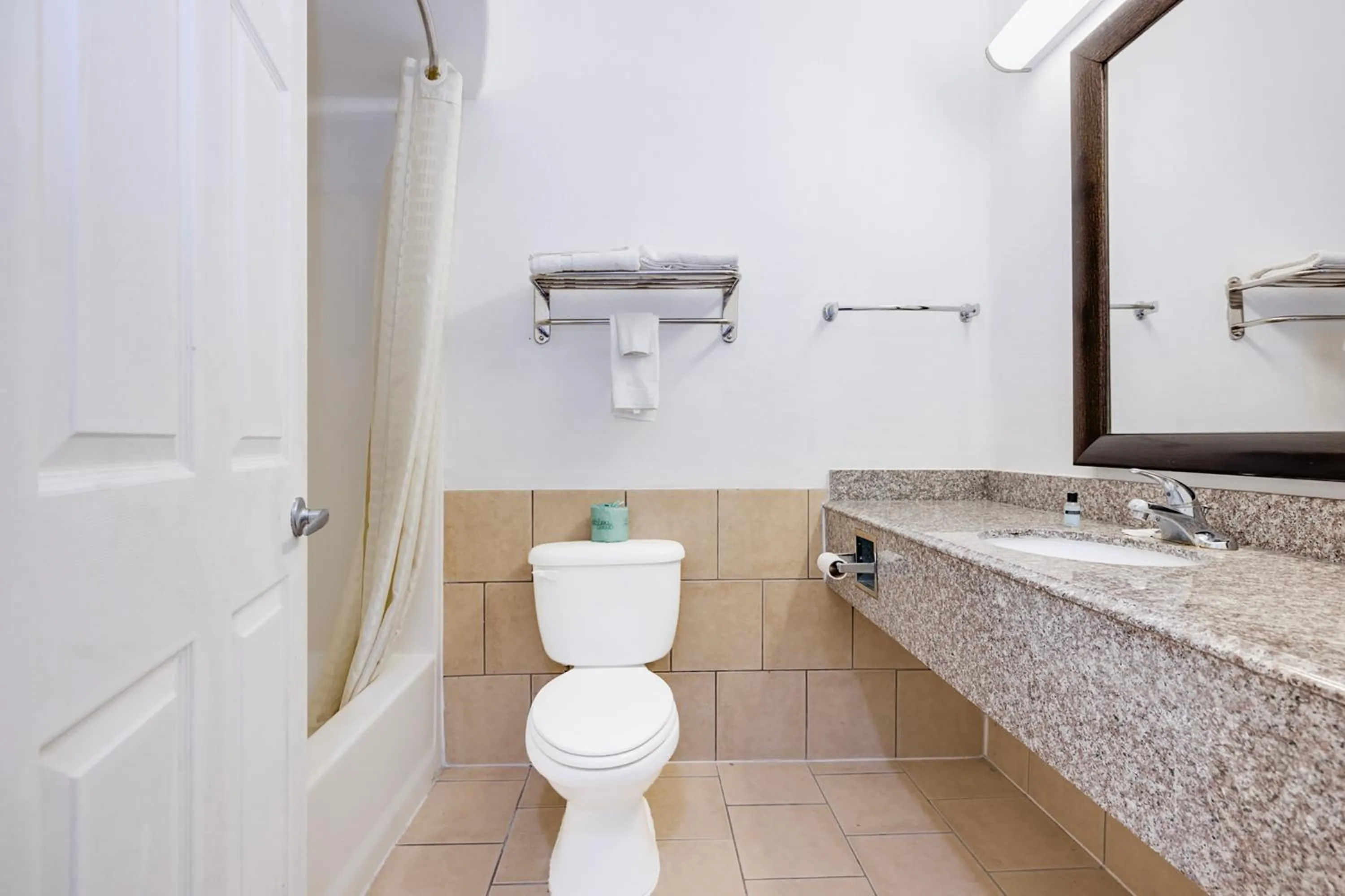 Bathroom in Capital O Deluxe Inn Channelview Houston I-10