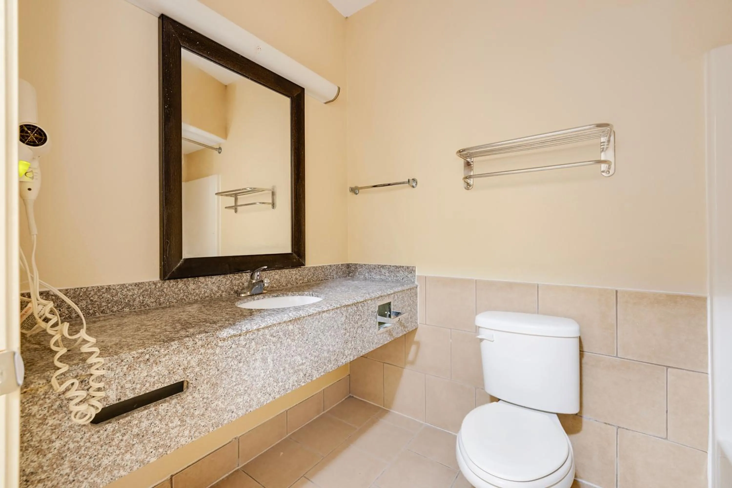 Bathroom in Capital O Deluxe Inn Channelview Houston I-10