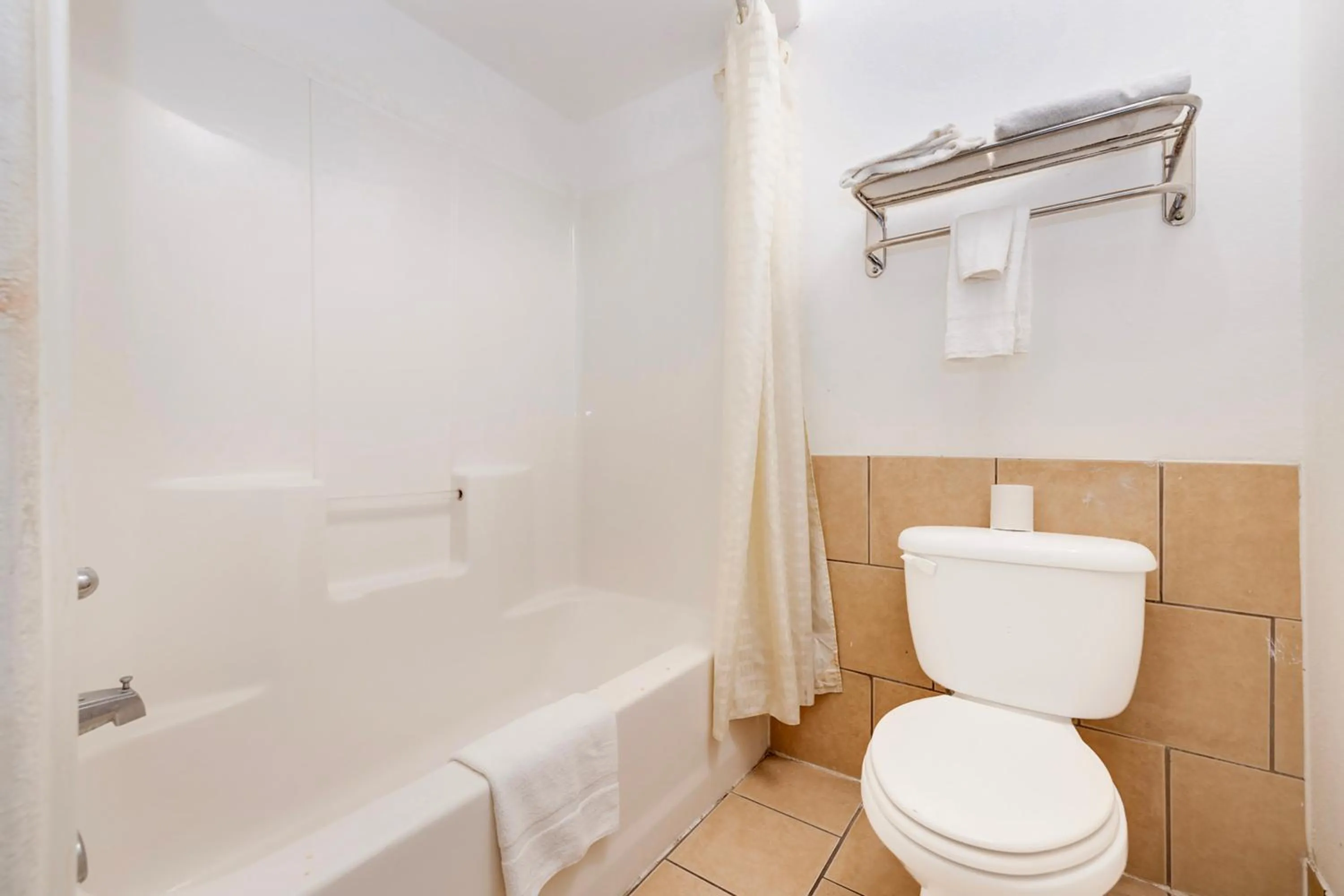 Bathroom in Capital O Deluxe Inn Channelview Houston I-10