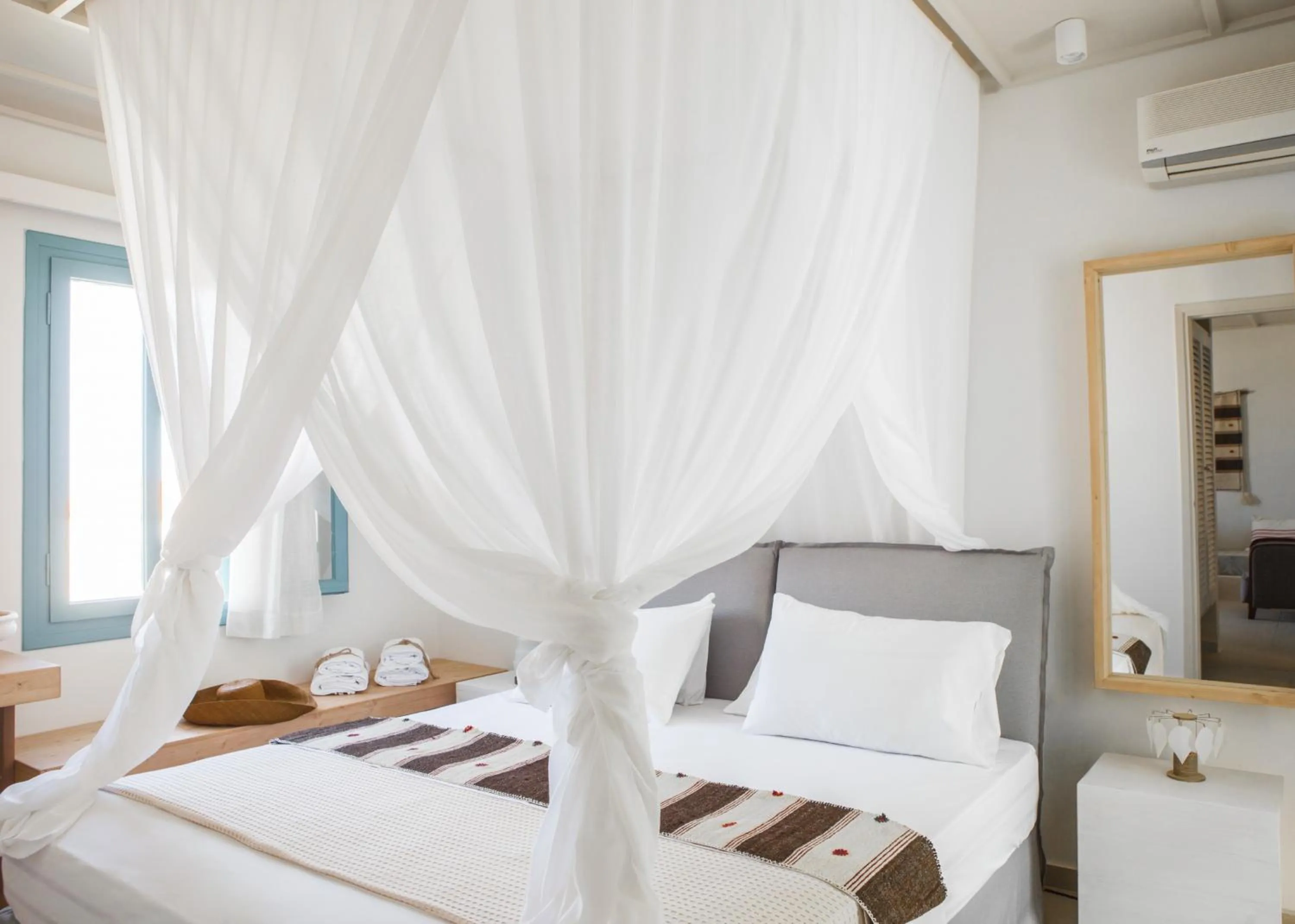 Photo of the whole room, Bed in Villa Iokasti