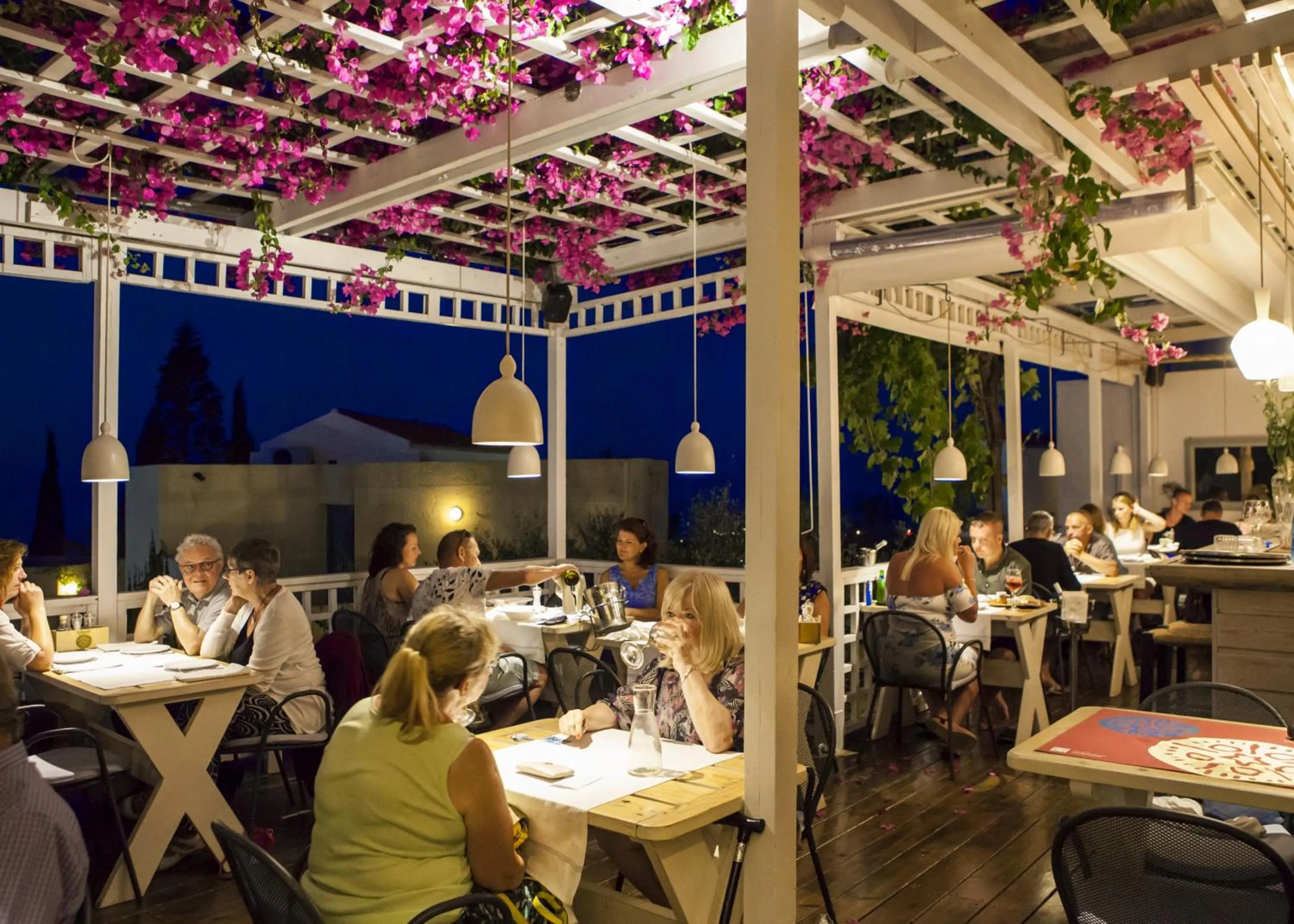 Restaurant/places to eat in Villa Iokasti