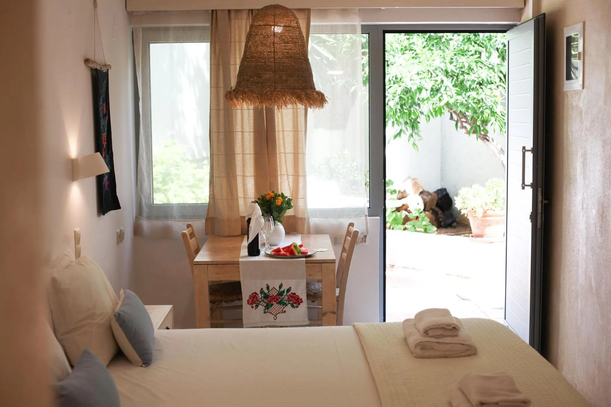 Photo of the whole room, Bed in Villa Iokasti