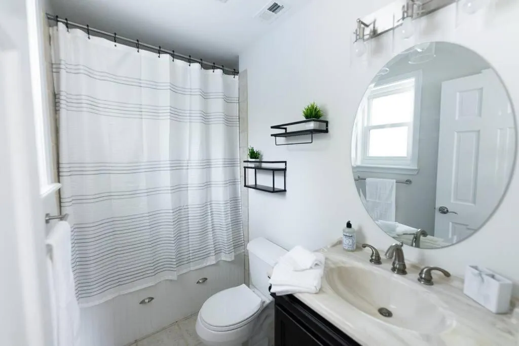 Relaxing 5-Bedroom Villa with Outdoor Oasis