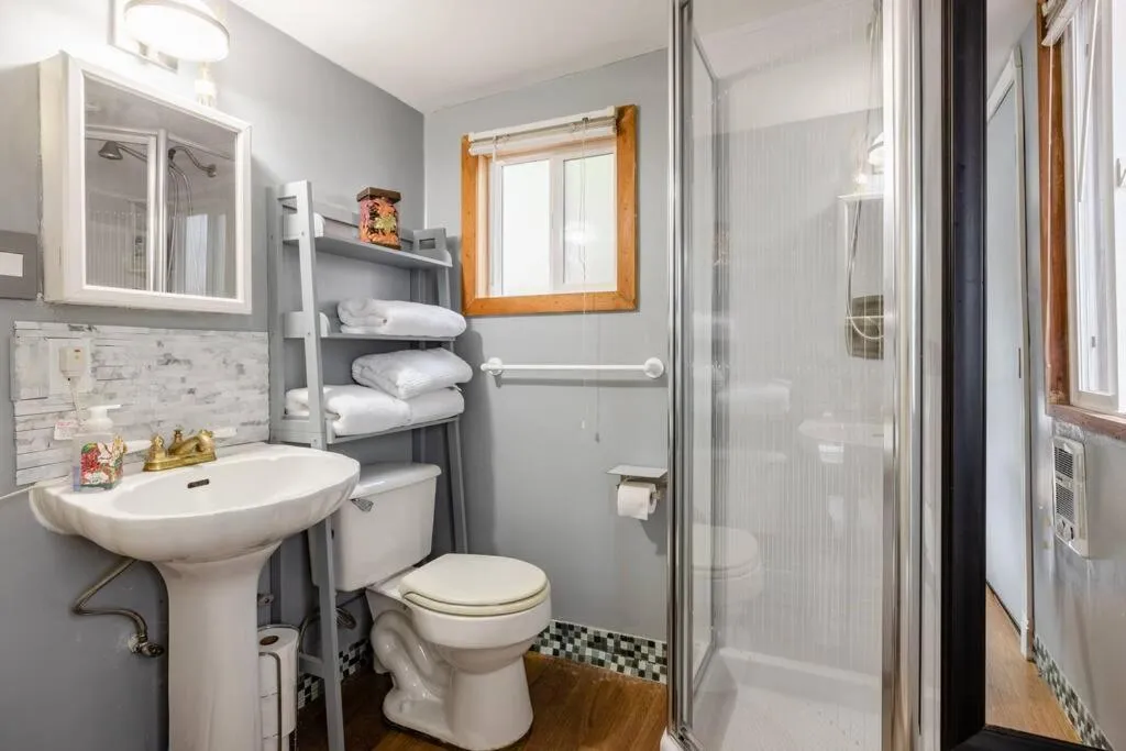 Tiny House with private Hot Tub near Seattle