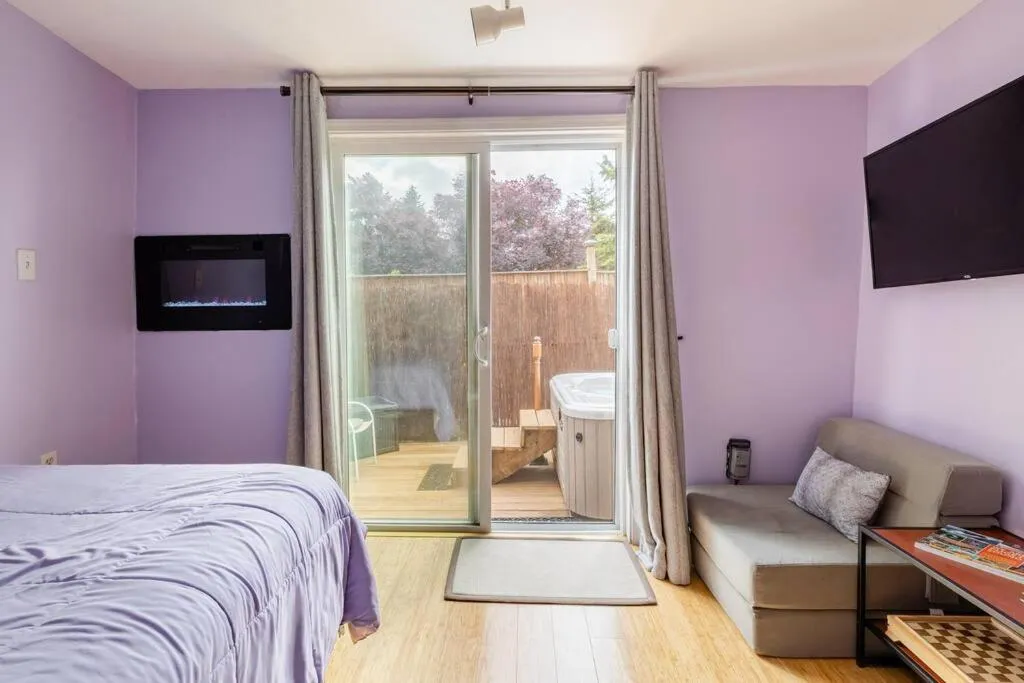 Bed in Tiny House with private Hot Tub near Seattle