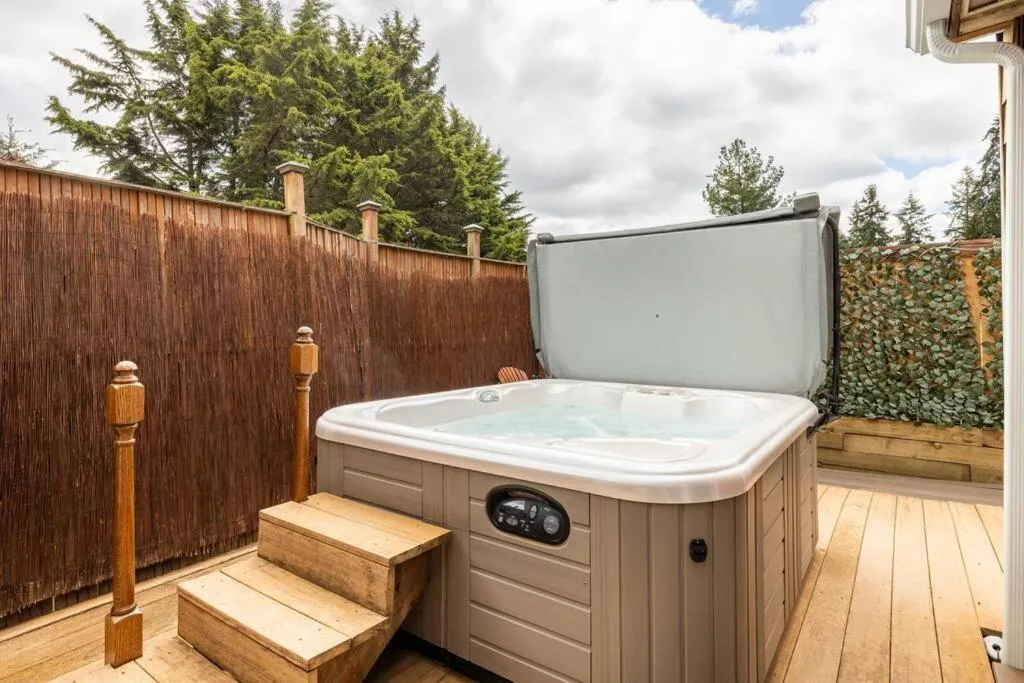 Tiny House with private Hot Tub near Seattle