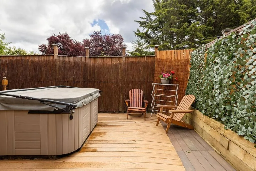 Tiny House with private Hot Tub near Seattle