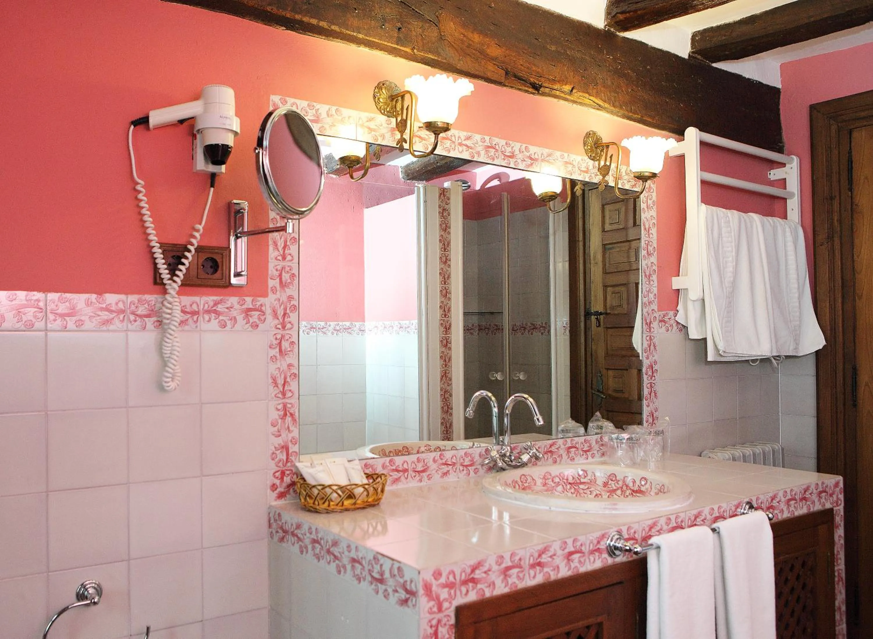 Bathroom in Posada La Torre de La Quintana