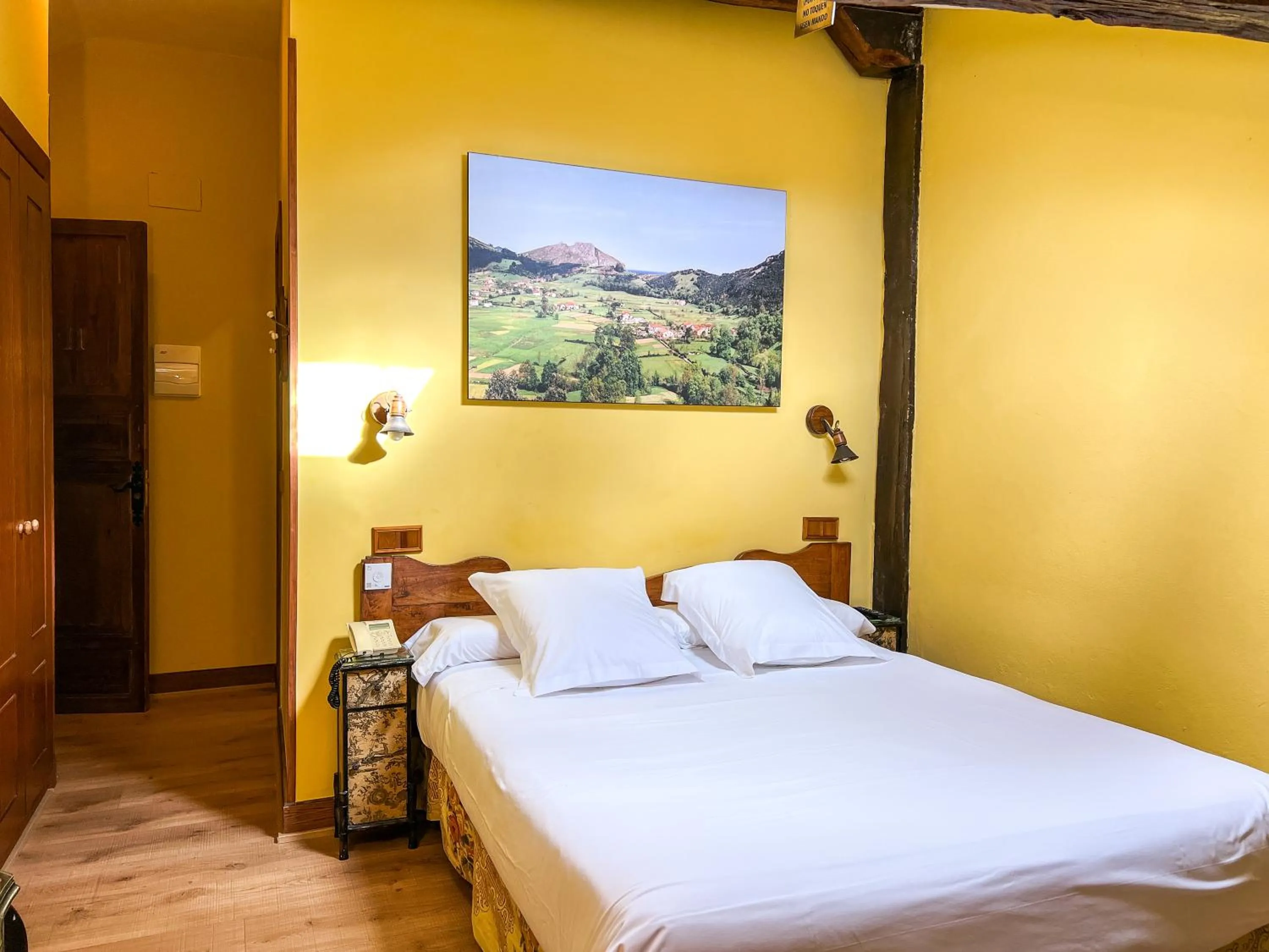 Property building, Bed in Posada La Torre de La Quintana