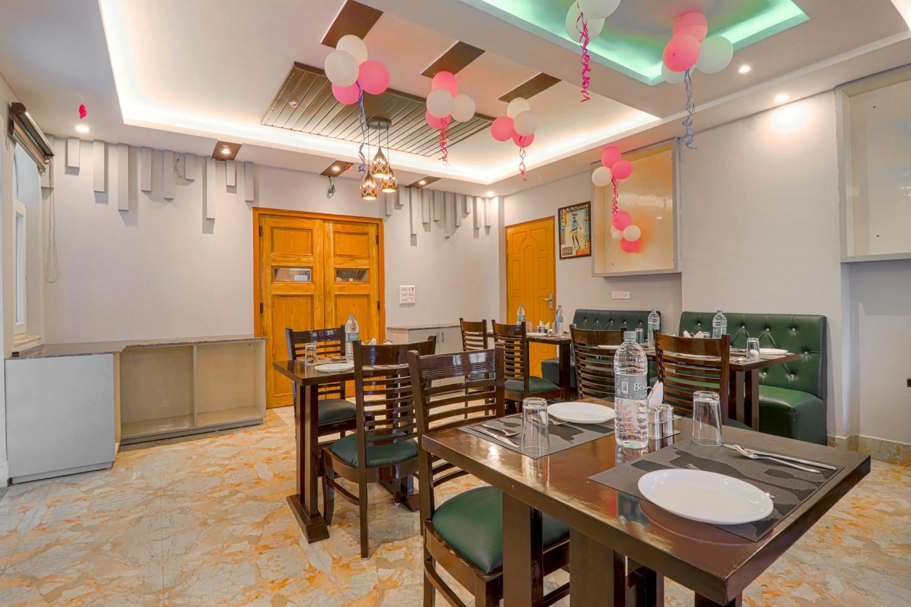 Restaurant/places to eat in Shanti Vilaas