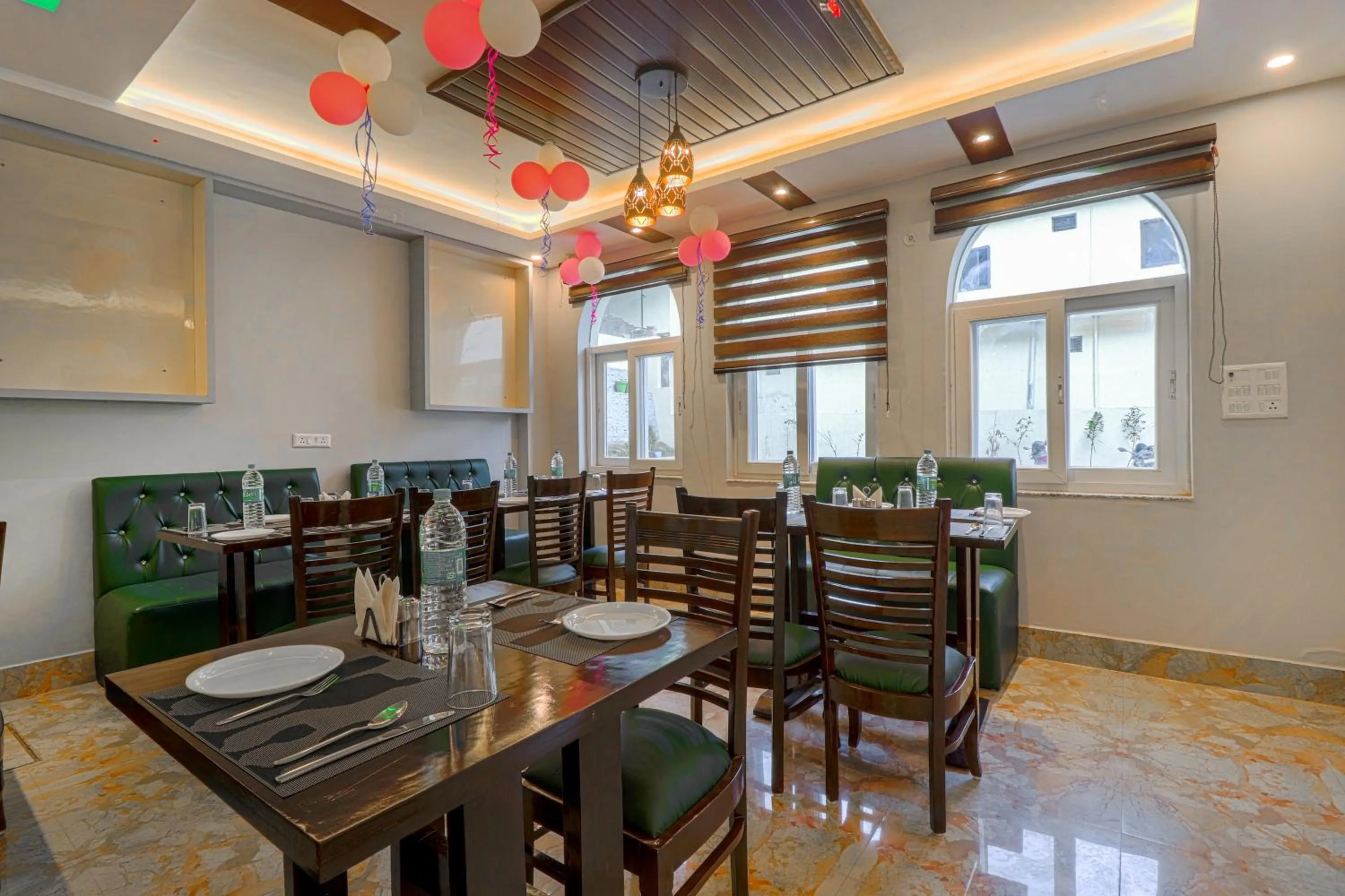 Restaurant/places to eat in Shanti Vilaas