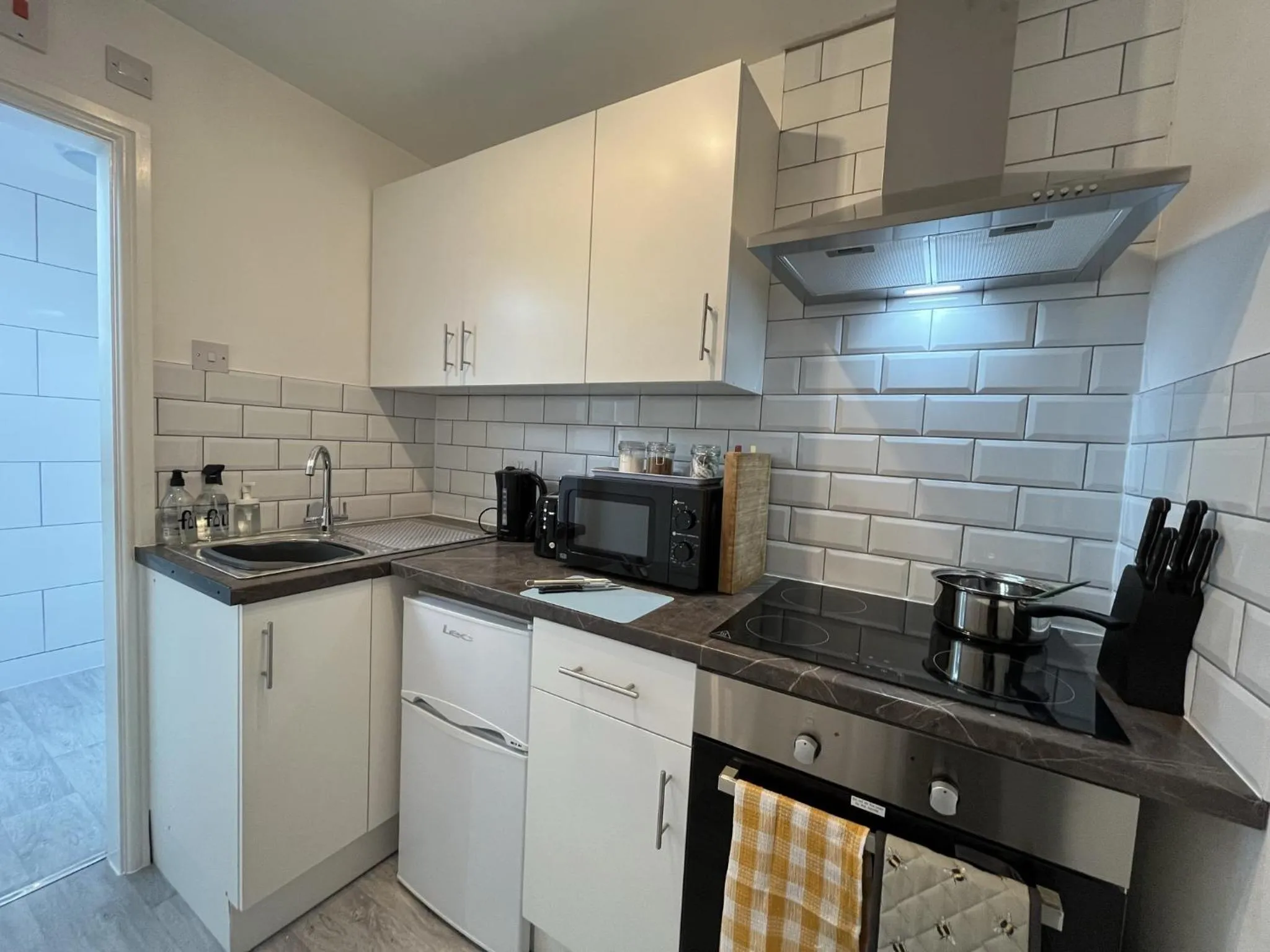 Kitchen or kitchenette in Modern 1 bed studios for comfy stay in Preston