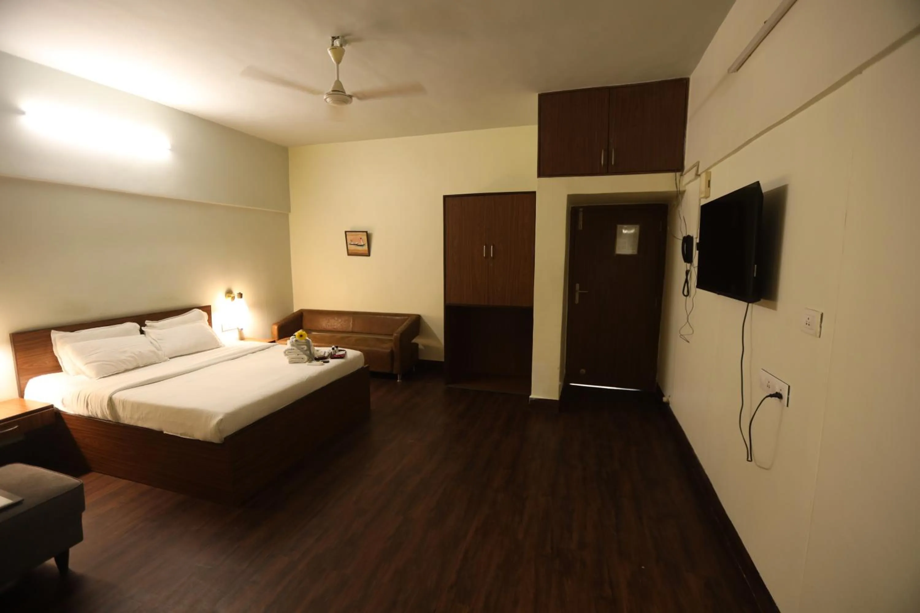 room service, Bed in Country Inn by Kempinski Hotel and Resort - Mumbai International Airport