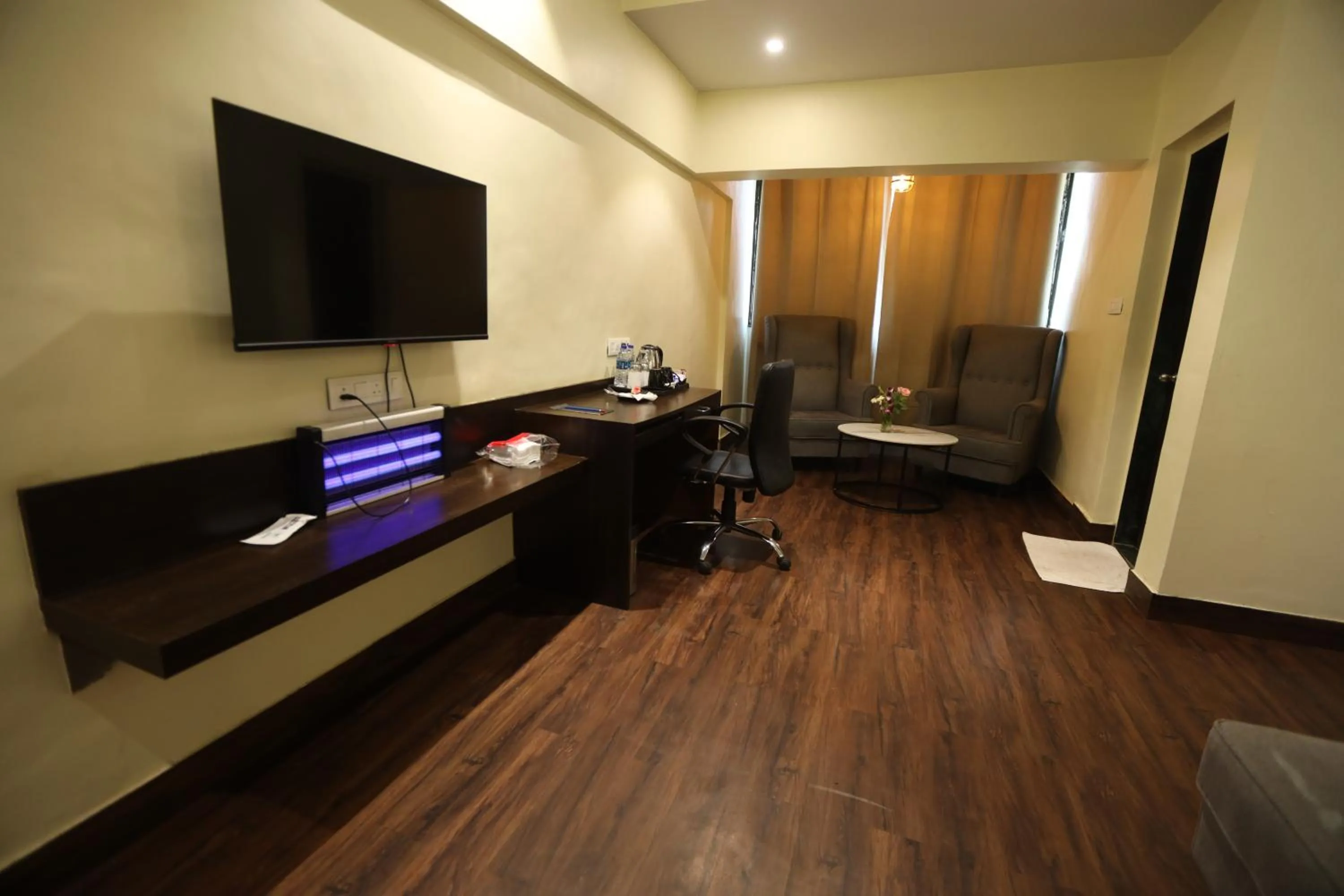 Bedroom, TV/Entertainment Center in Country Inn by Kempinski Hotel and Resort - Mumbai International Airport