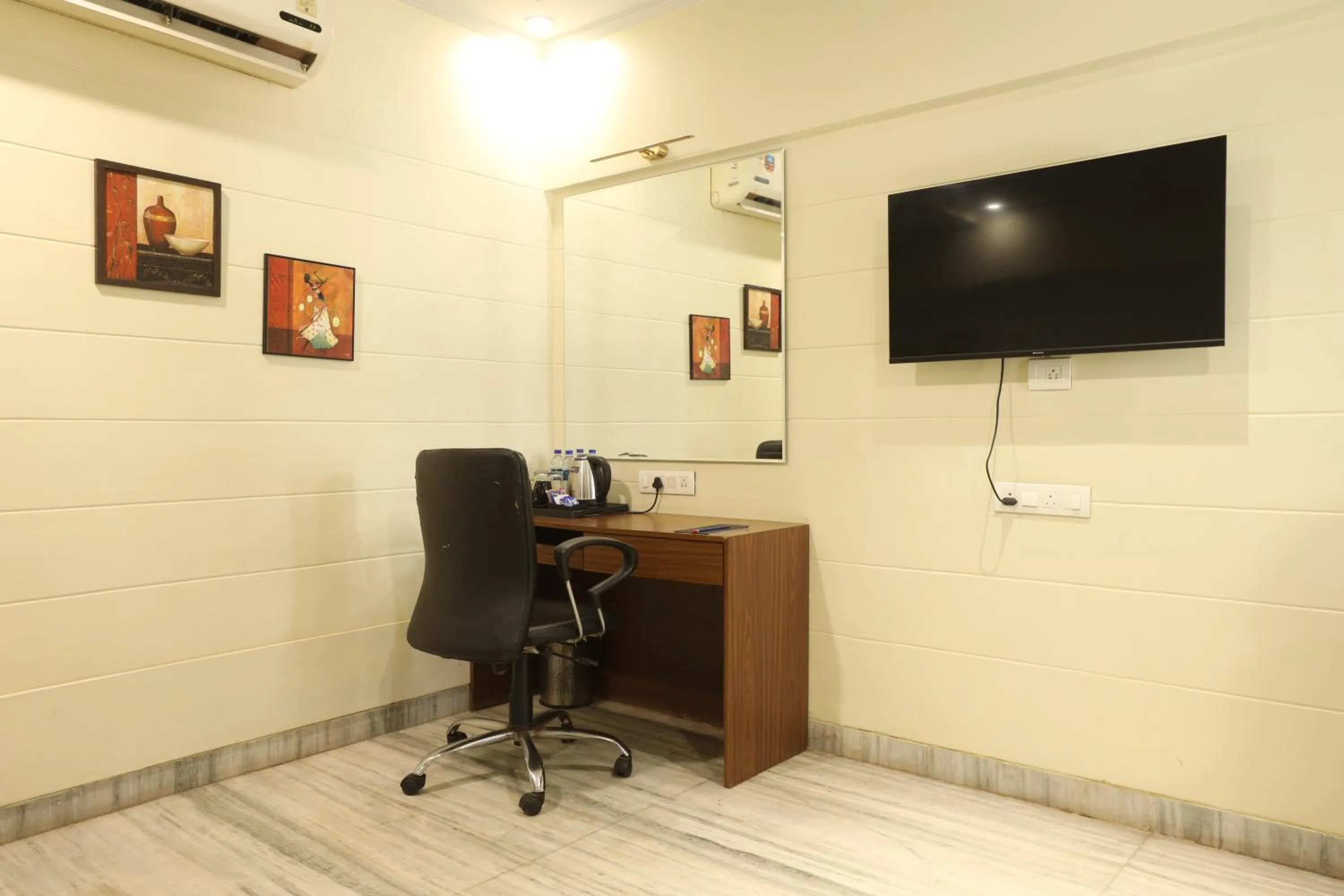 room service, TV/Entertainment Center in Country Inn by Kempinski Hotel and Resort - Mumbai International Airport