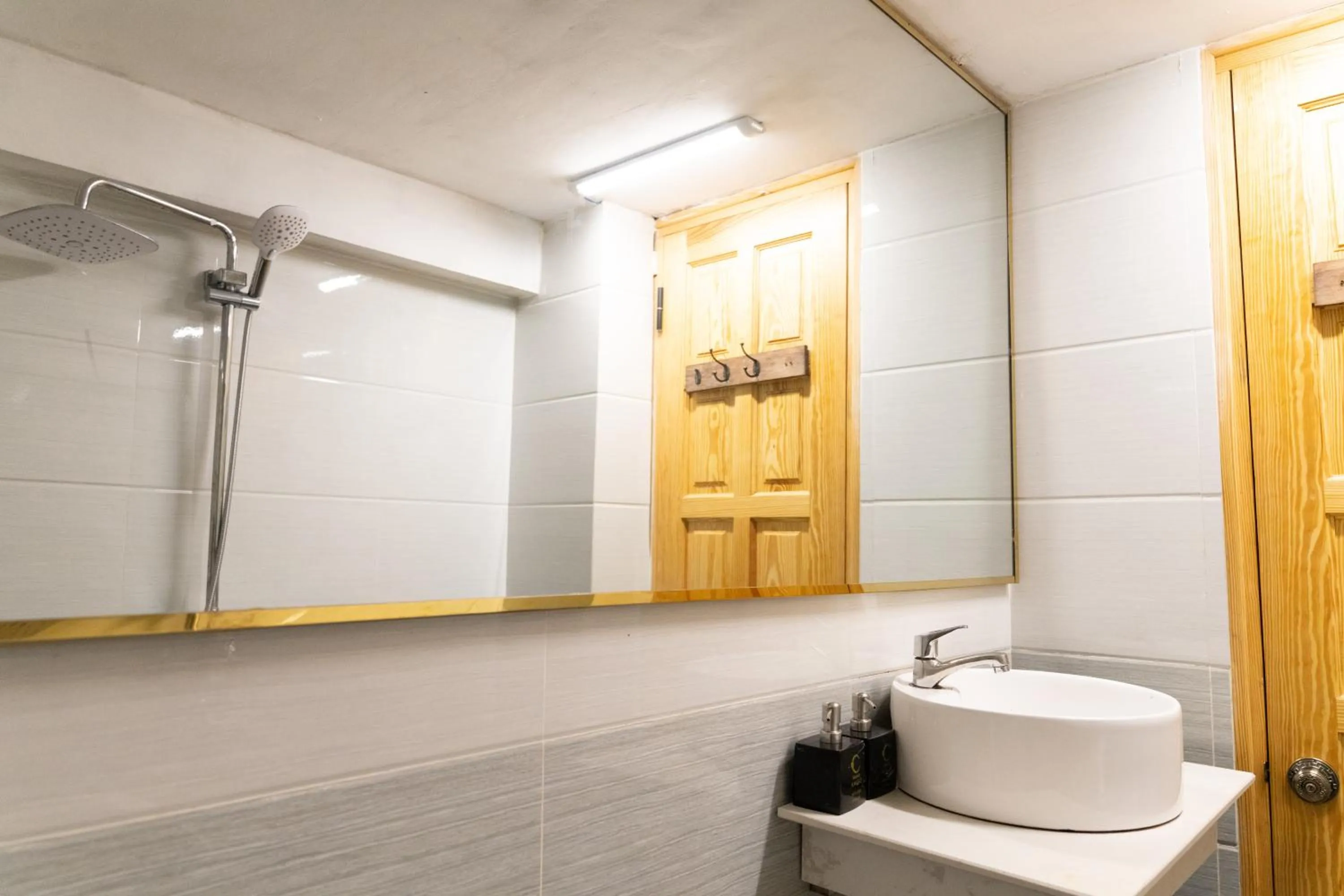 Shower in AMIGO Luxury Palace- Cạnh Chợ Đêm Đà Lạt