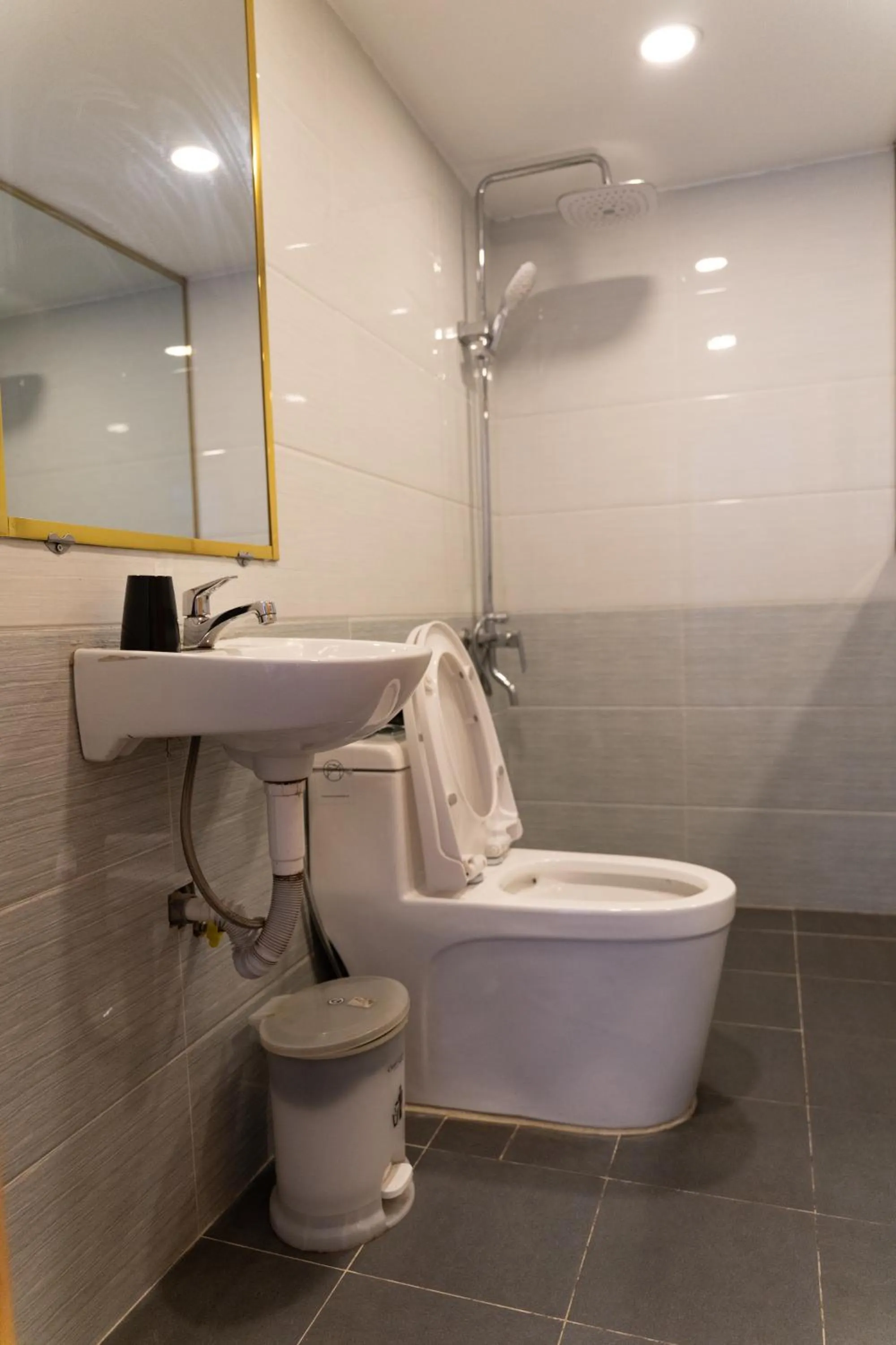 Shower in AMIGO Luxury Palace- Cạnh Chợ Đêm Đà Lạt