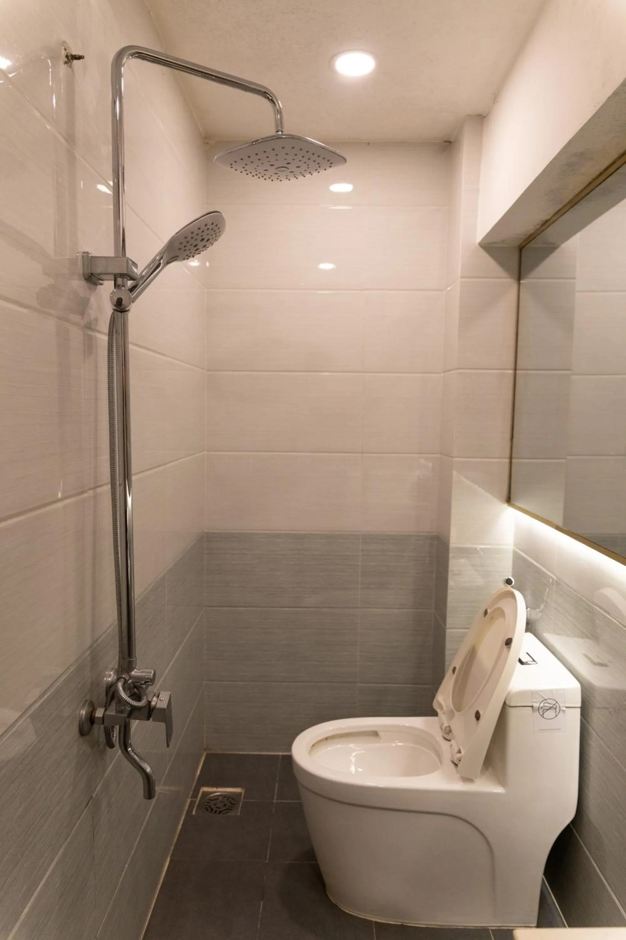 Toilet in AMIGO Luxury Palace- Cạnh Chợ Đêm Đà Lạt