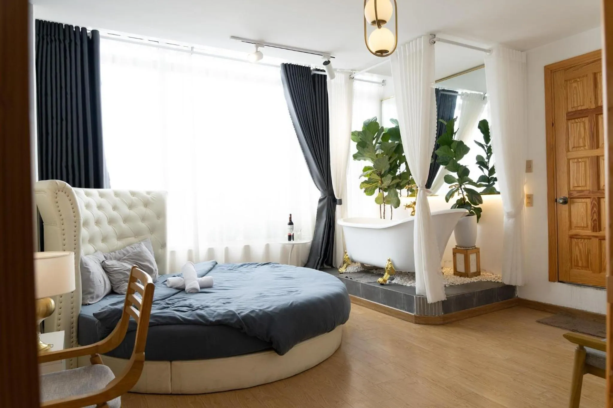 Bed in AMIGO Luxury Palace- Cạnh Chợ Đêm Đà Lạt